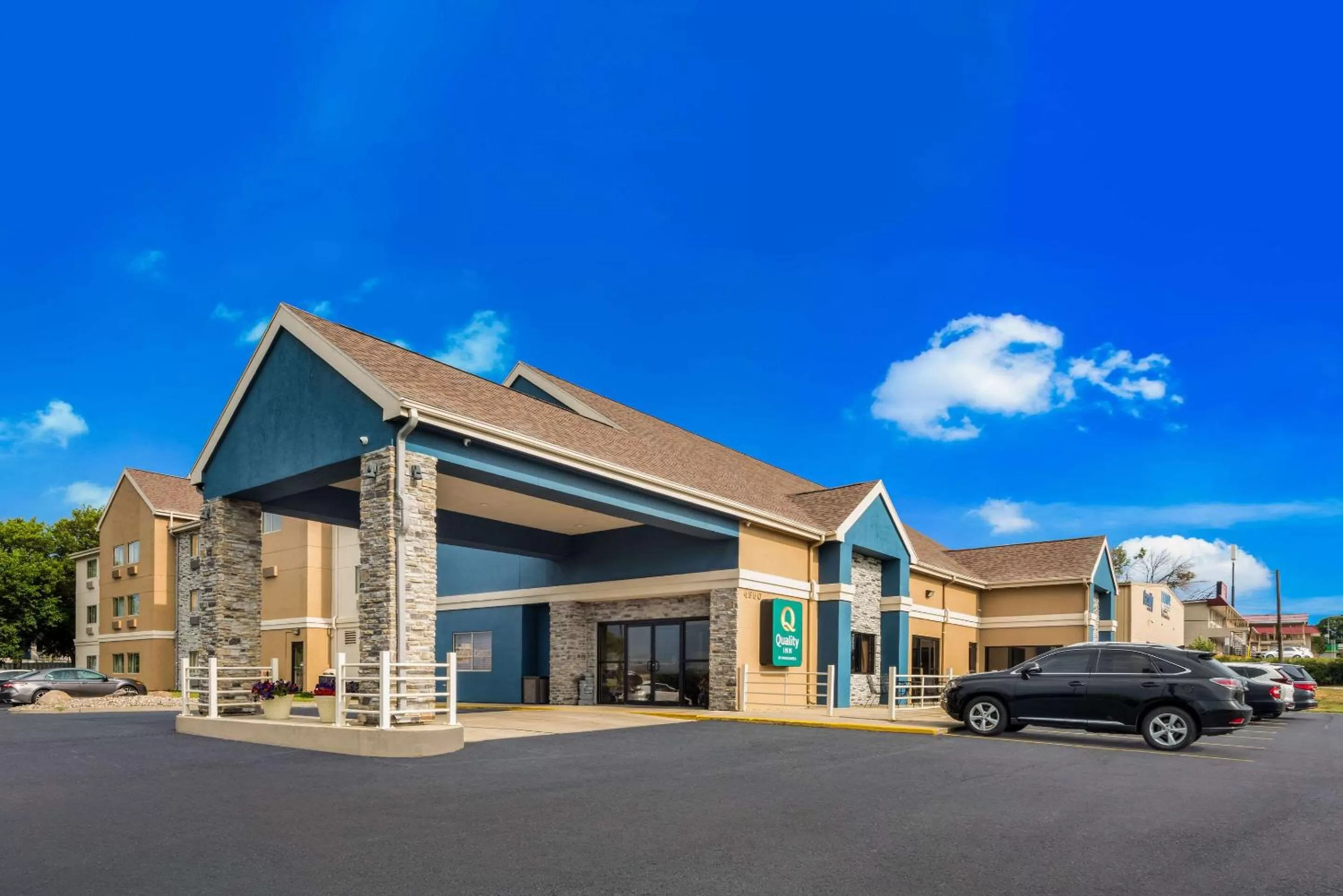 Property building in Quality Inn Des Moines North