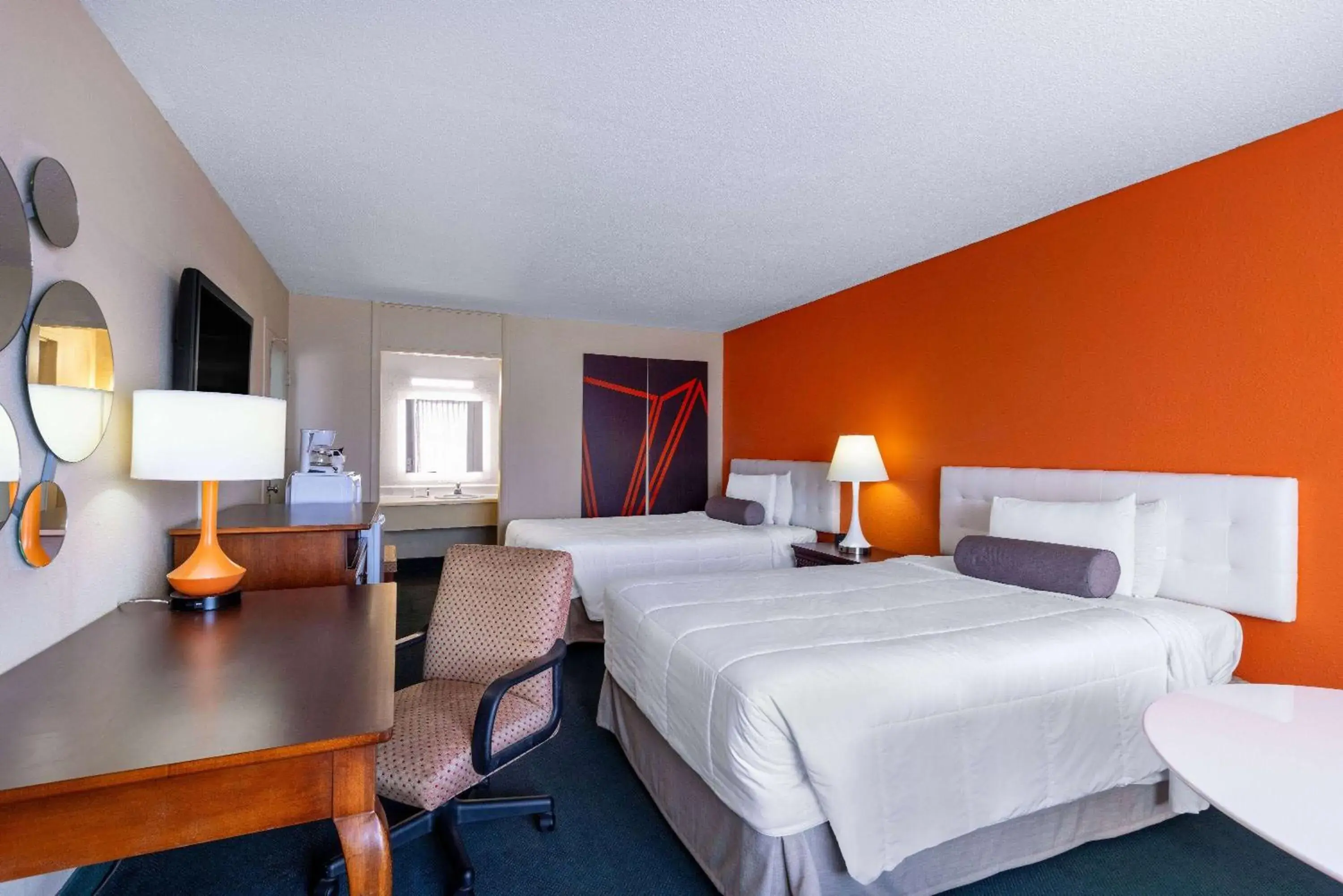 Photo of the whole room, Bed in Howard Johnson by Wyndham Salem Hotel & Conference Center
