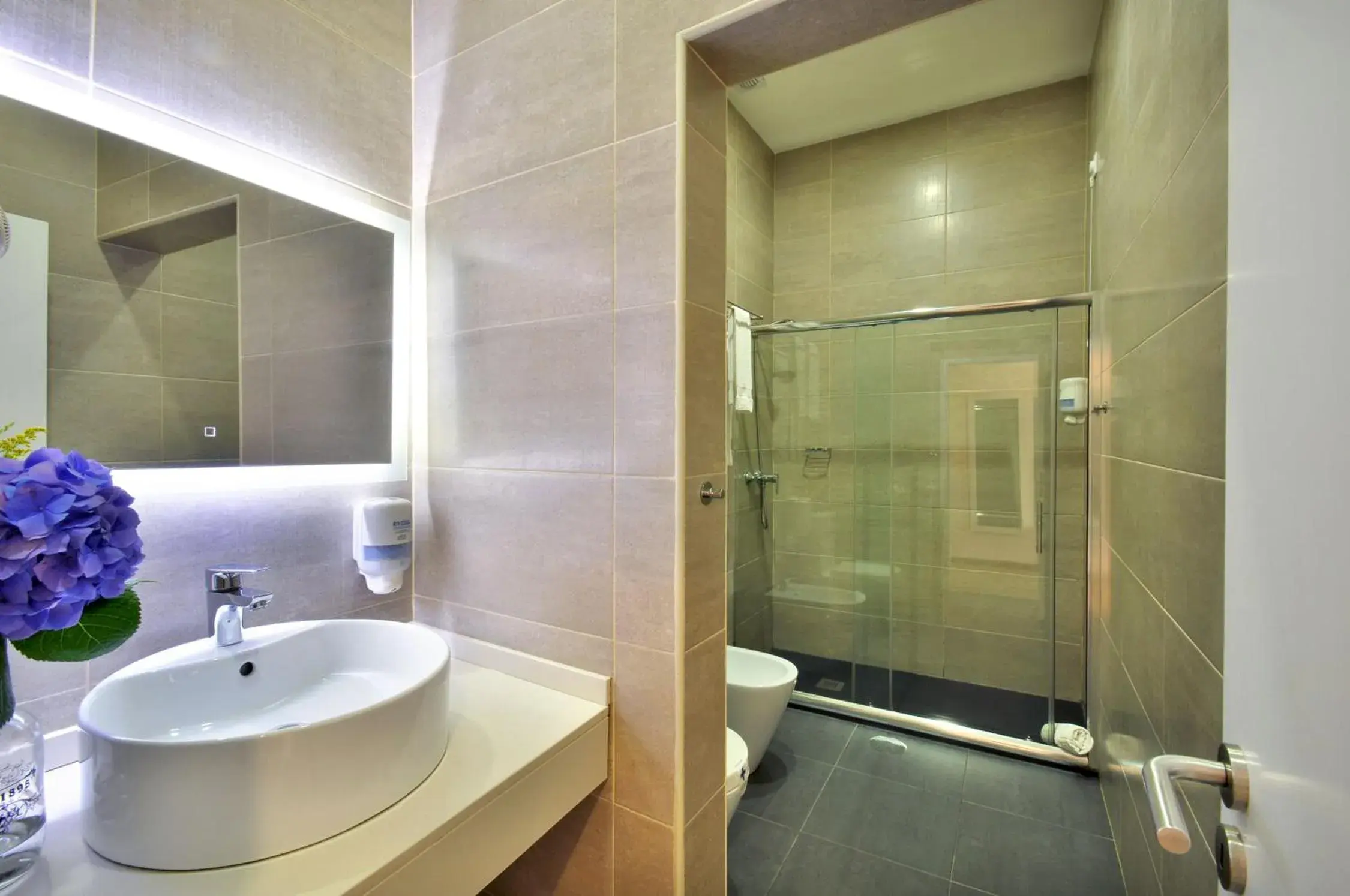 Bathroom in Porto Domus Hotel