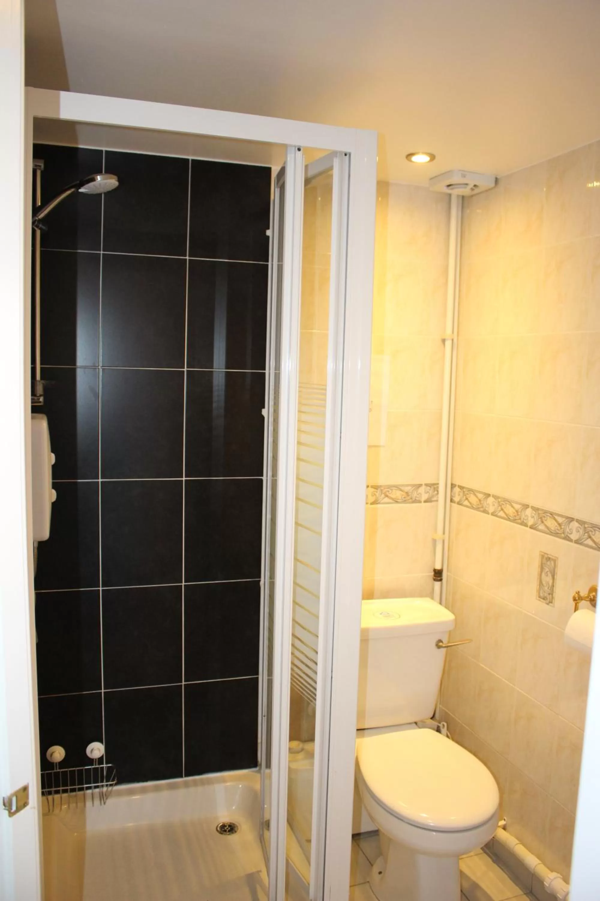 Bathroom in Ardmillan Hotel