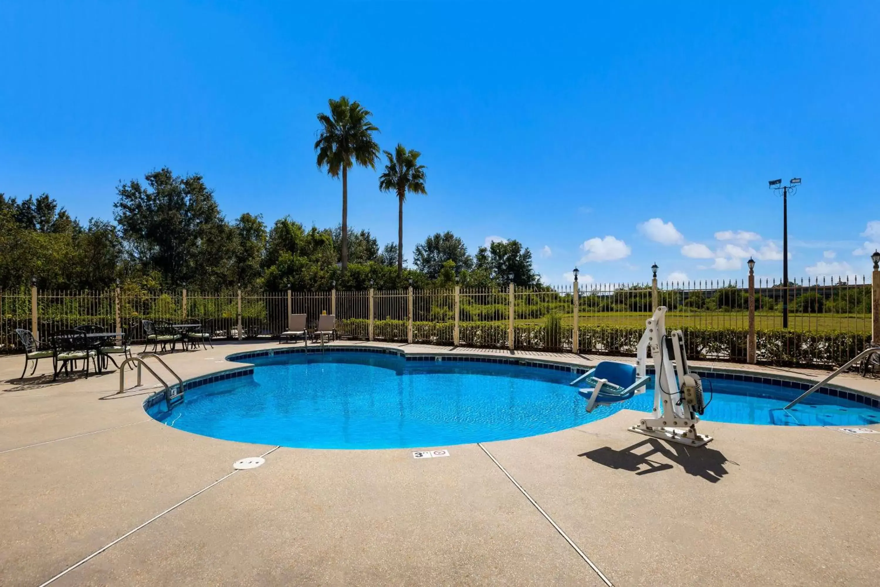 Pool view, Swimming Pool in Best Western Houma Inn