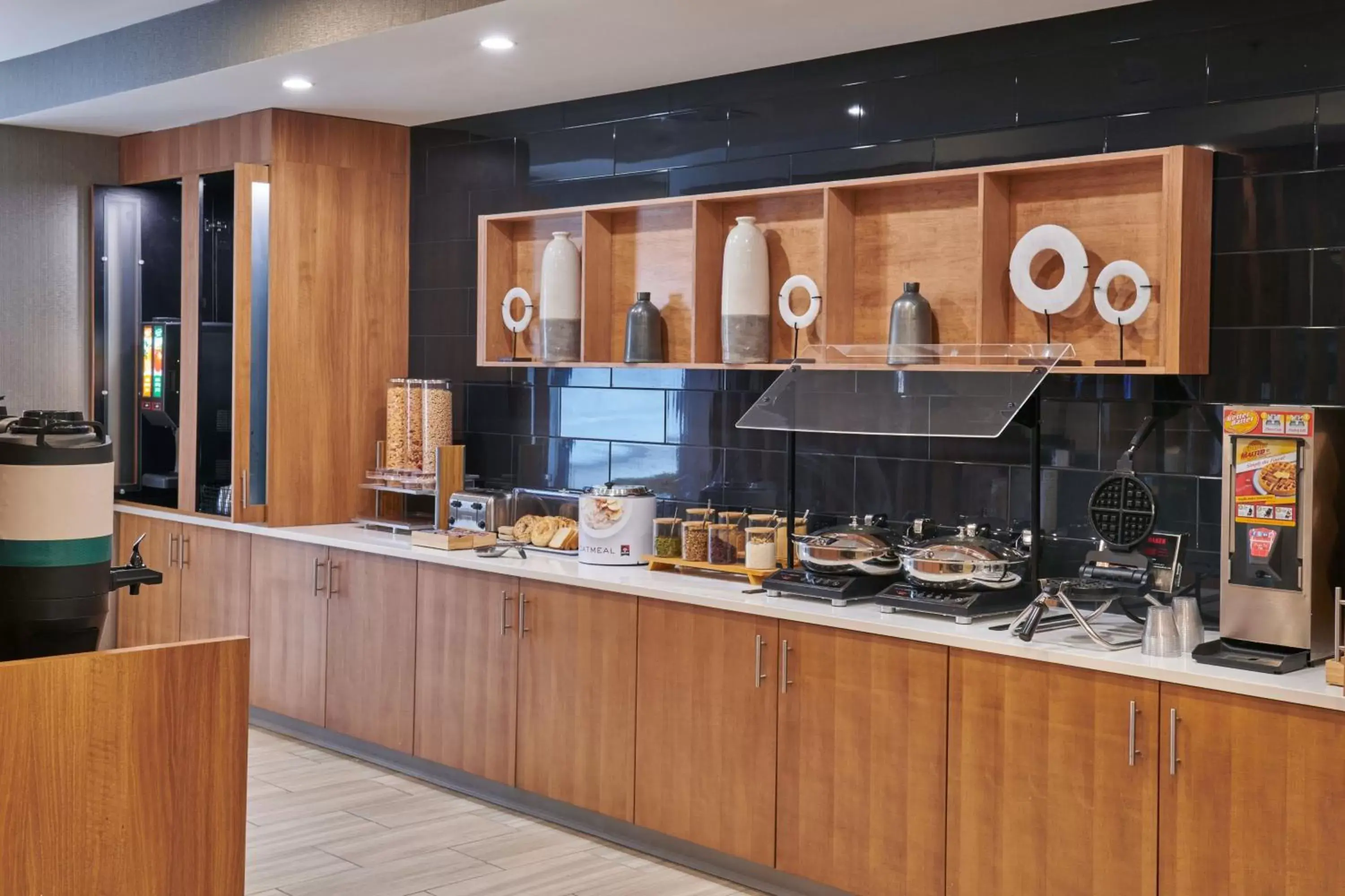 Restaurant/places to eat, Kitchen/Kitchenette in SpringHill Suites by Marriott Detroit Dearborn