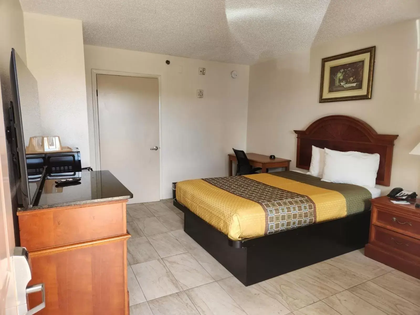Double Room with Bathtub and Grab Bars - Mobility Accessible - Smoking in Carom Inn Denham Springs-BatonRouge Double Room with Bathtub and Grab Bars - Mobility Accessible - Smoking in Carom Inn Denham Springs-BatonRouge