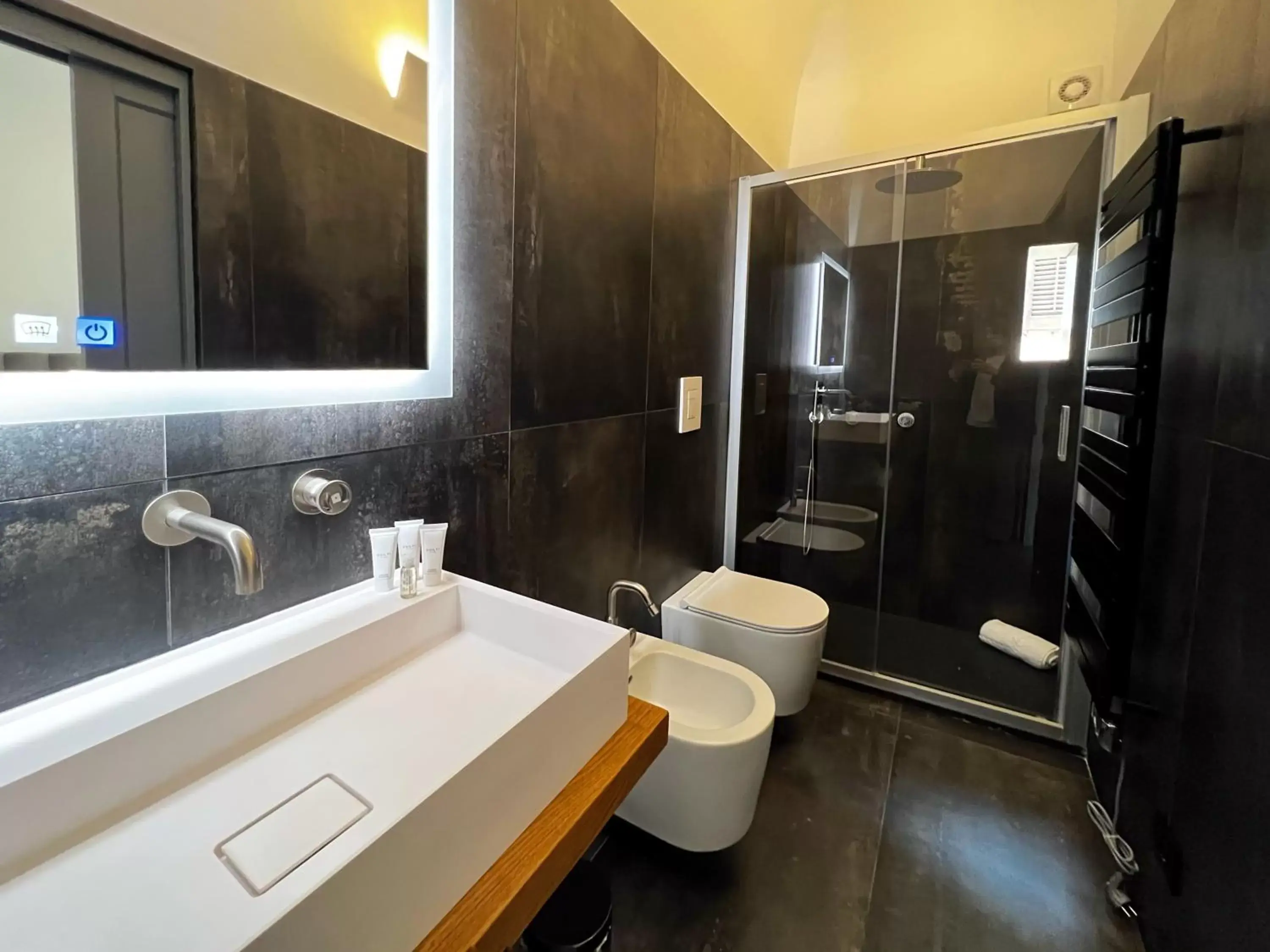 Bathroom in Gioiamia - Luxury Rooms in Cattedrale