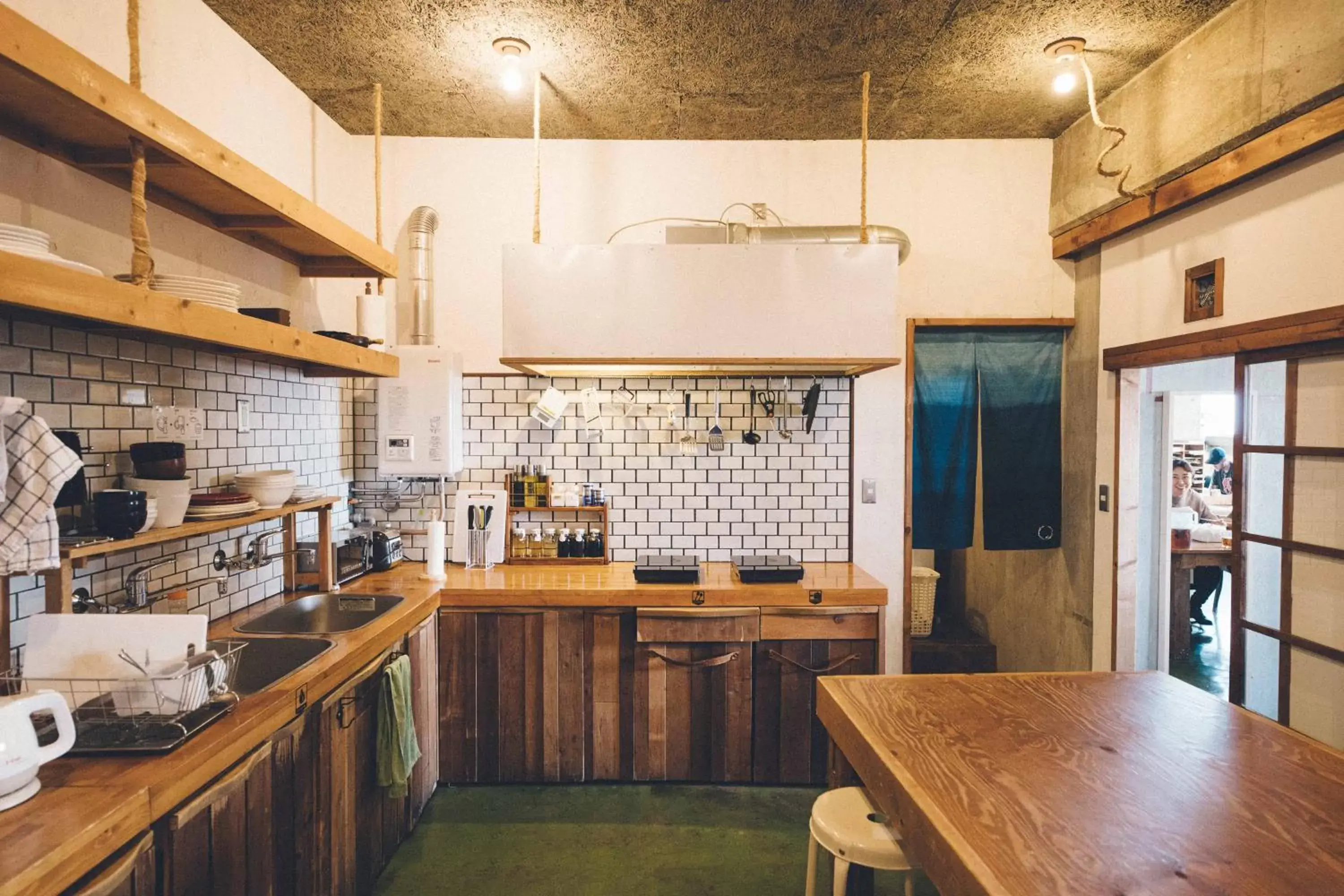 Communal kitchen, Kitchen/Kitchenette in Nui. Hostel & Bar Lounge