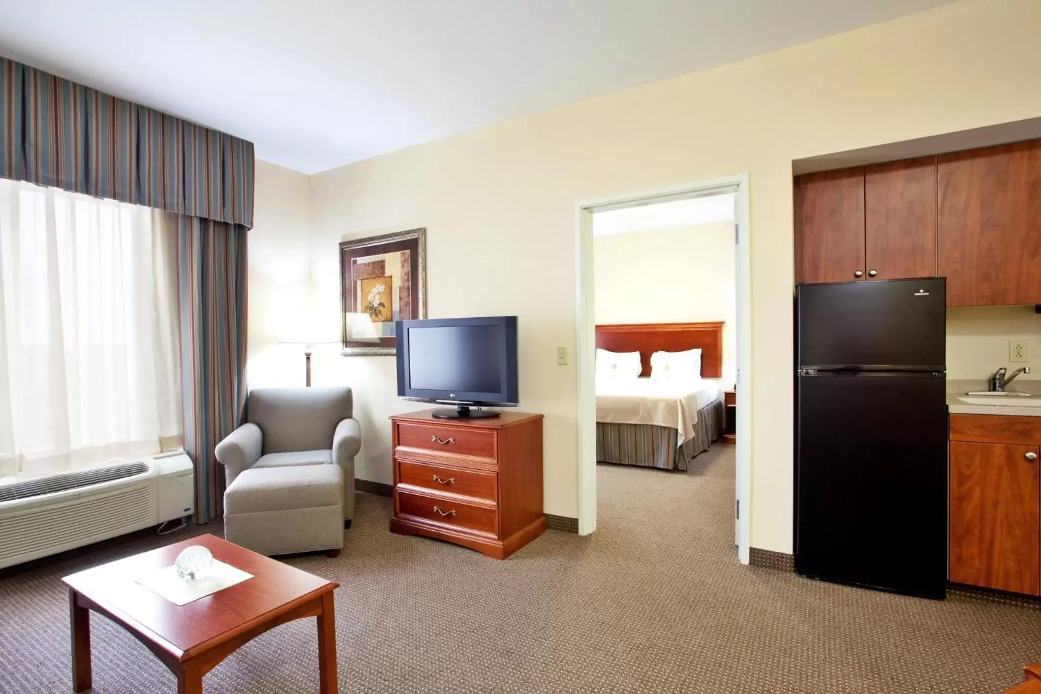 Bedroom, TV/Entertainment Center in Holiday Inn Hotel & Suites Beckley, an IHG Hotel