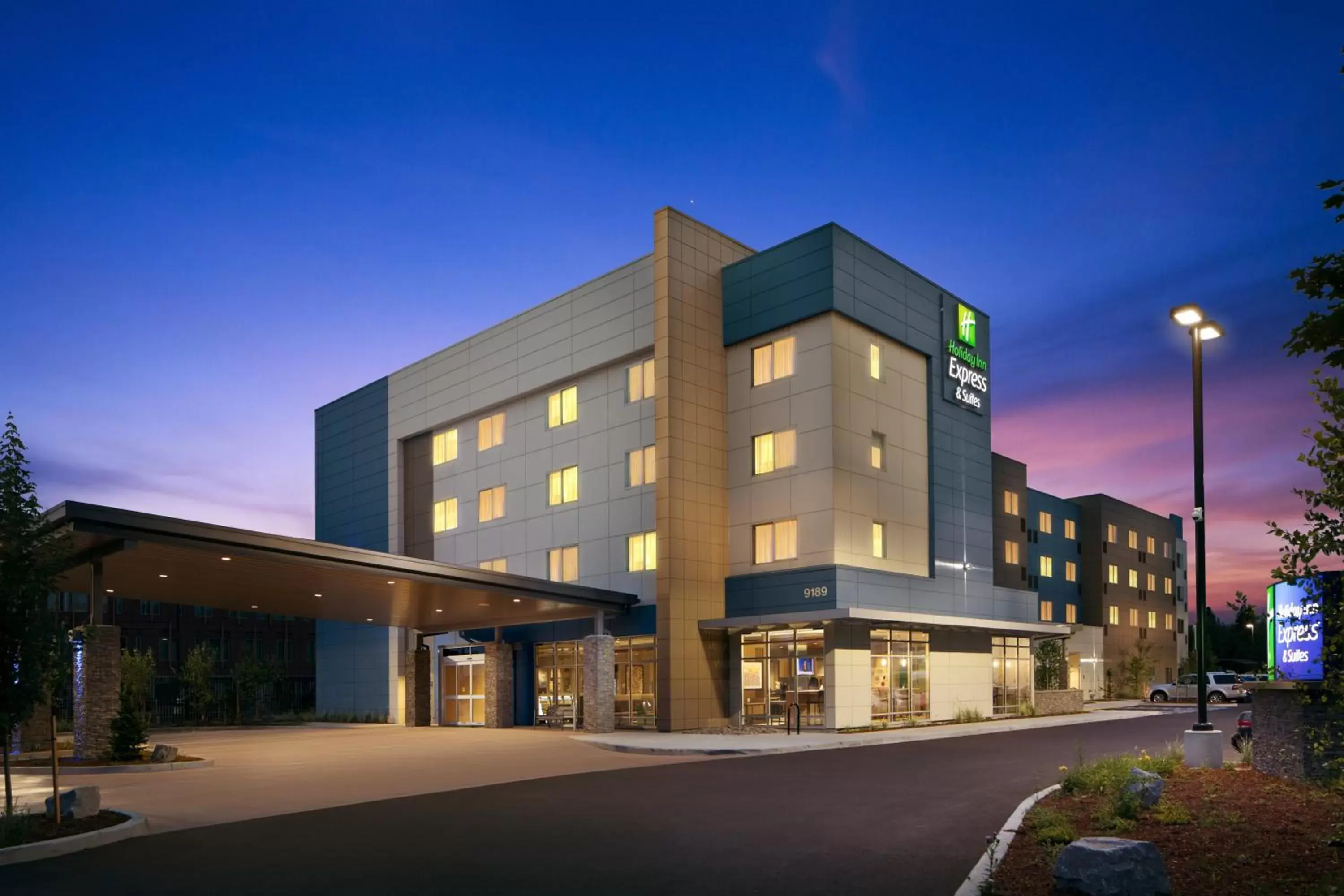 Property Building in Holiday Inn Express & Suites - Portland Airport - Cascade Stn, an IHG Hotel