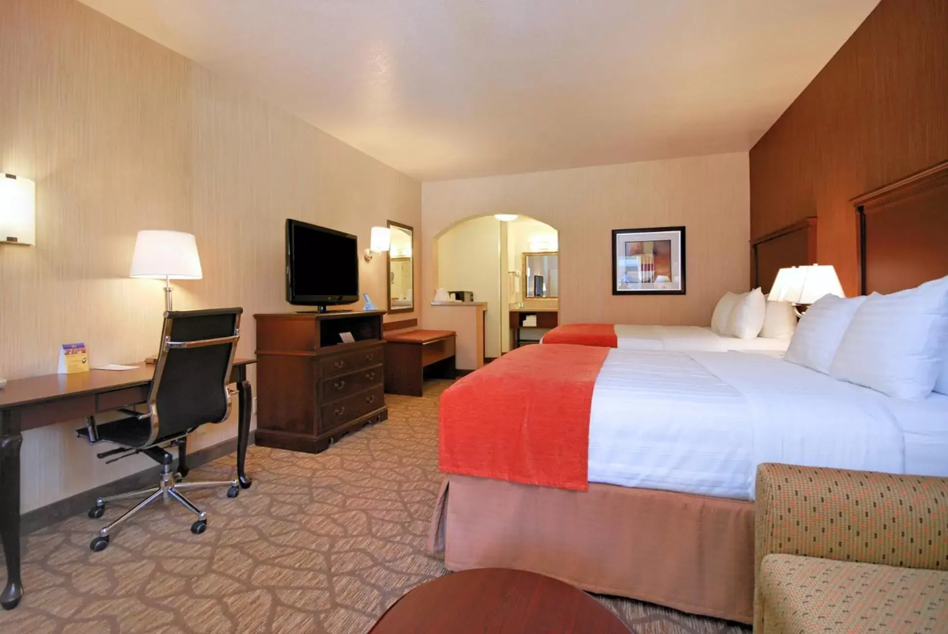 Bedroom in Best Western San Dimas Hotel & Suites