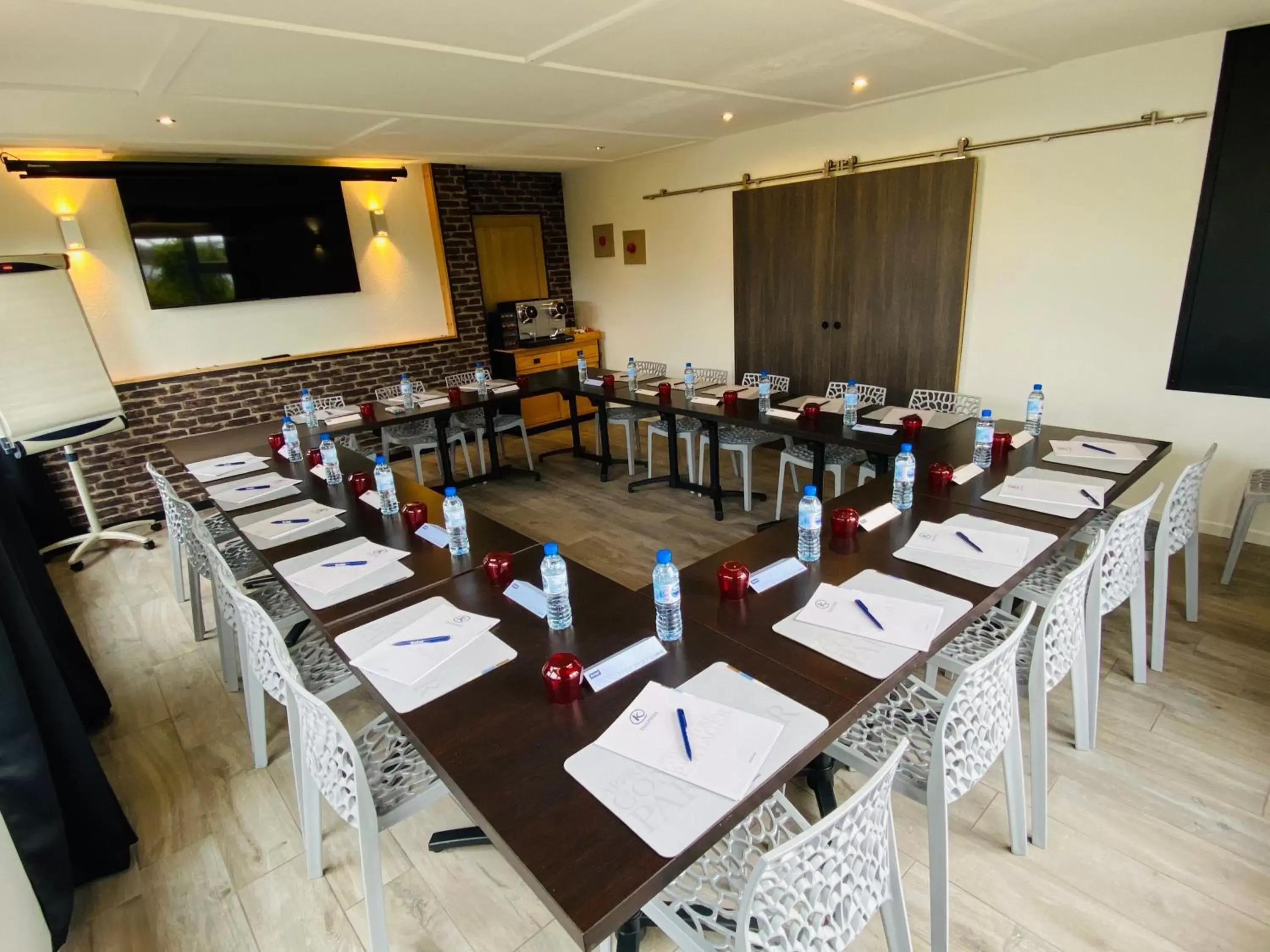 Restaurant/places to eat, Business Area/Conference Room in Kyriad Lisieux