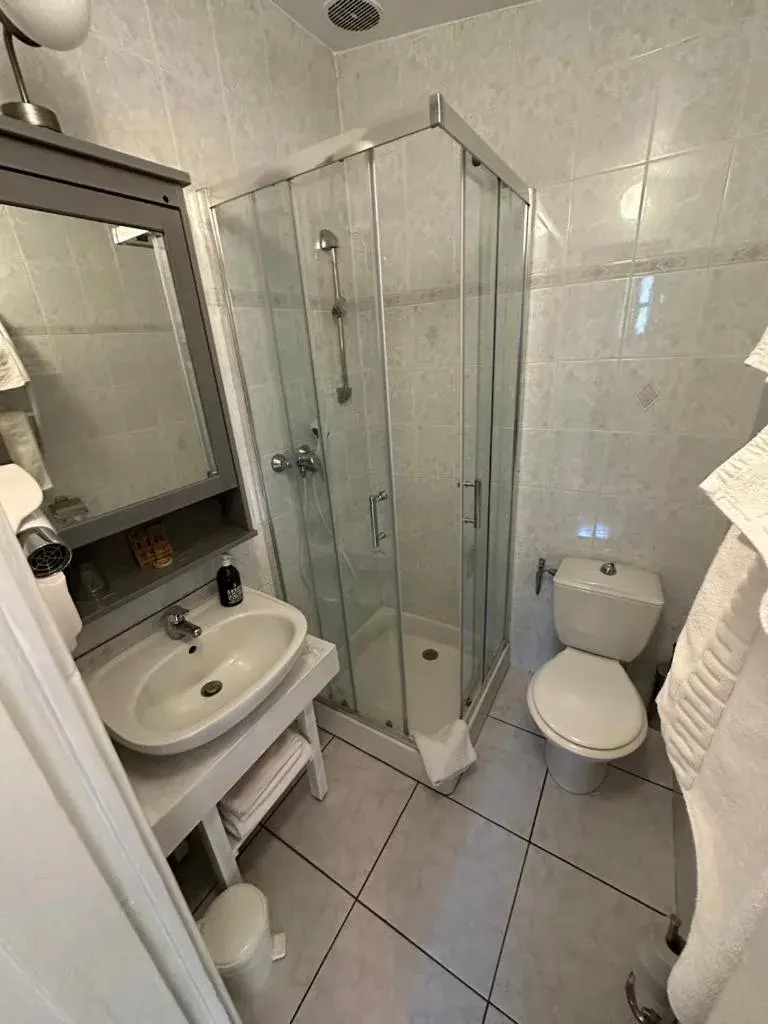 Shower, Bathroom in Le Ponteil