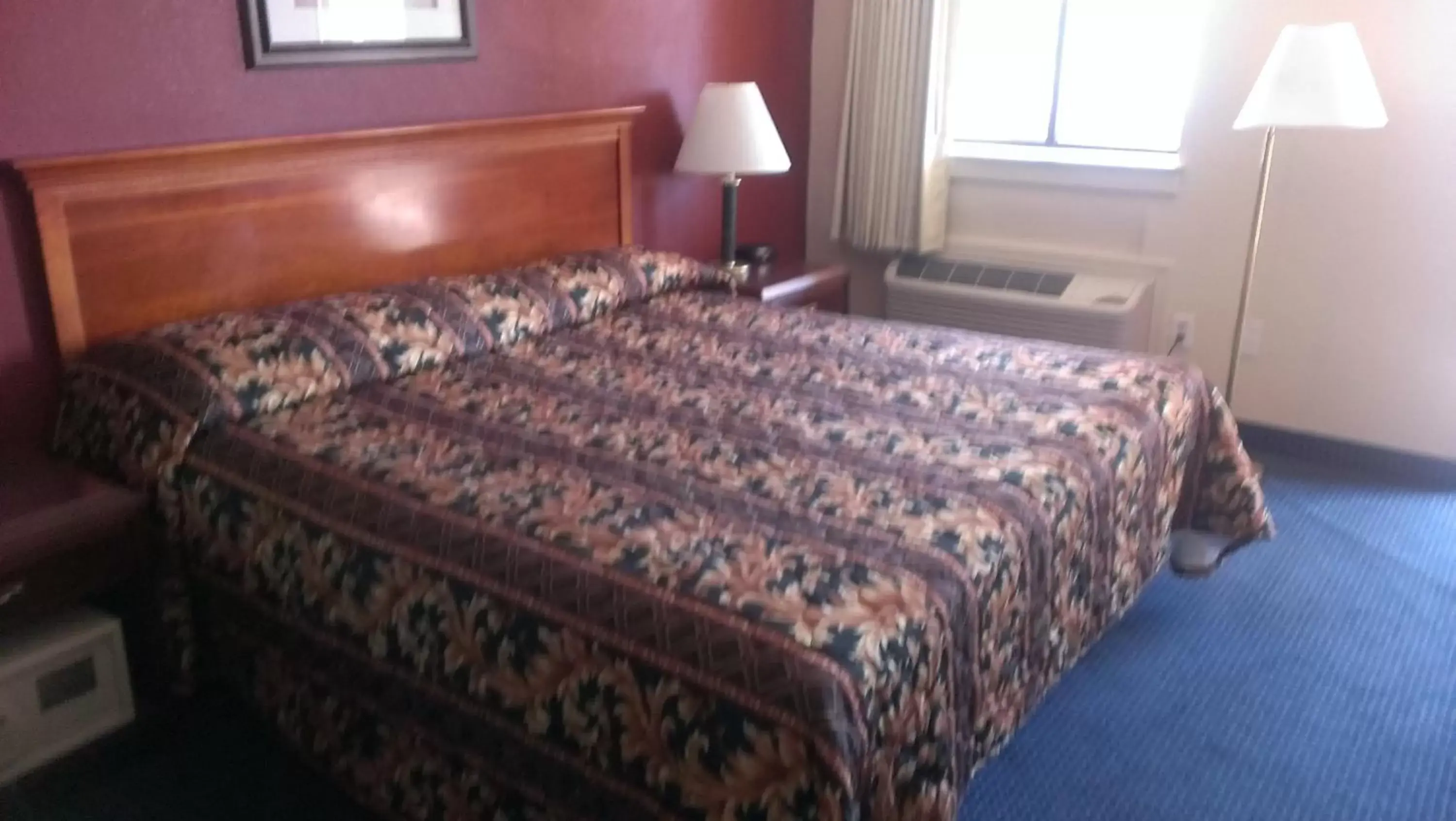 Bed in Red Carpet Inn Norwalk