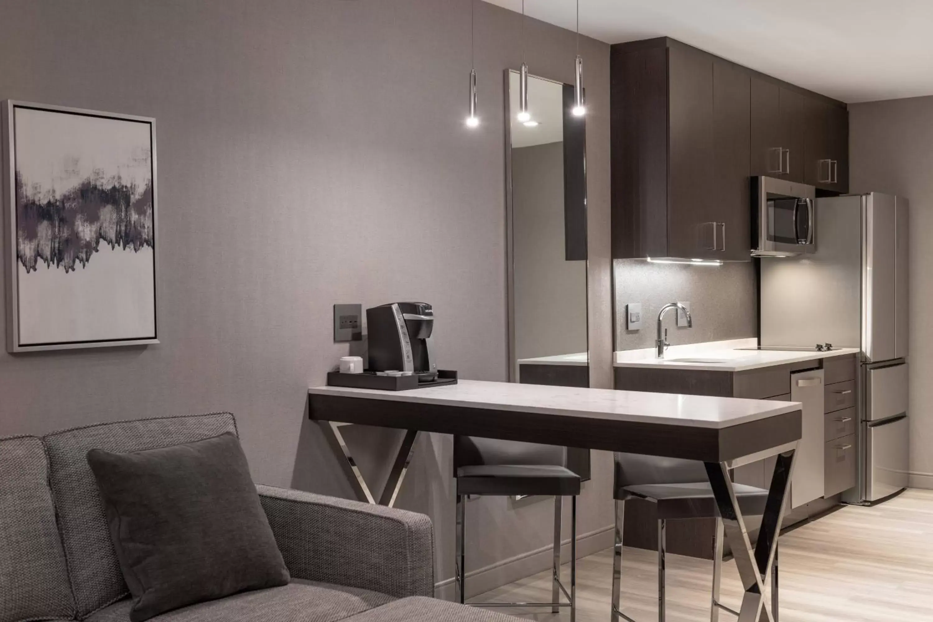 Kitchen or kitchenette, TV/Entertainment Center in Residence Inn Boston Downtown/South End