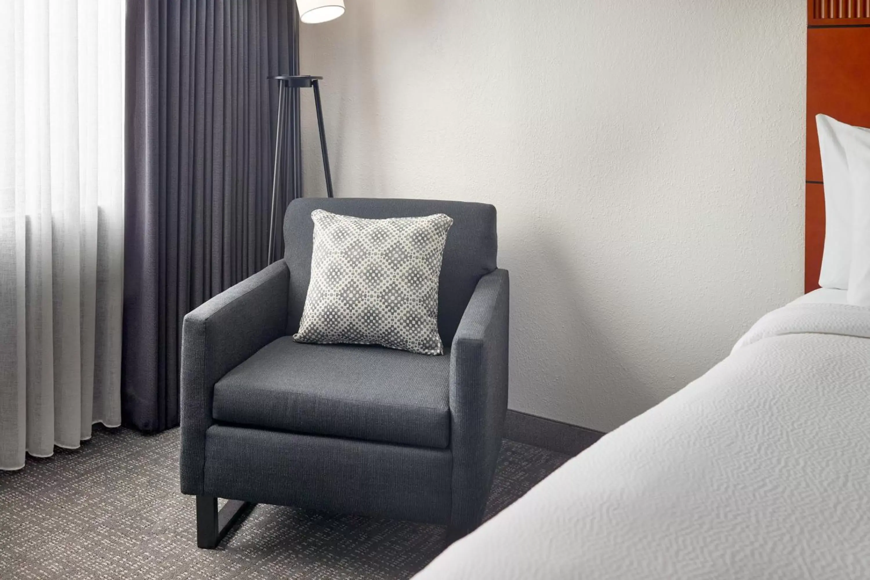 Photo of the whole room, Seating Area in Courtyard by Marriott Augusta