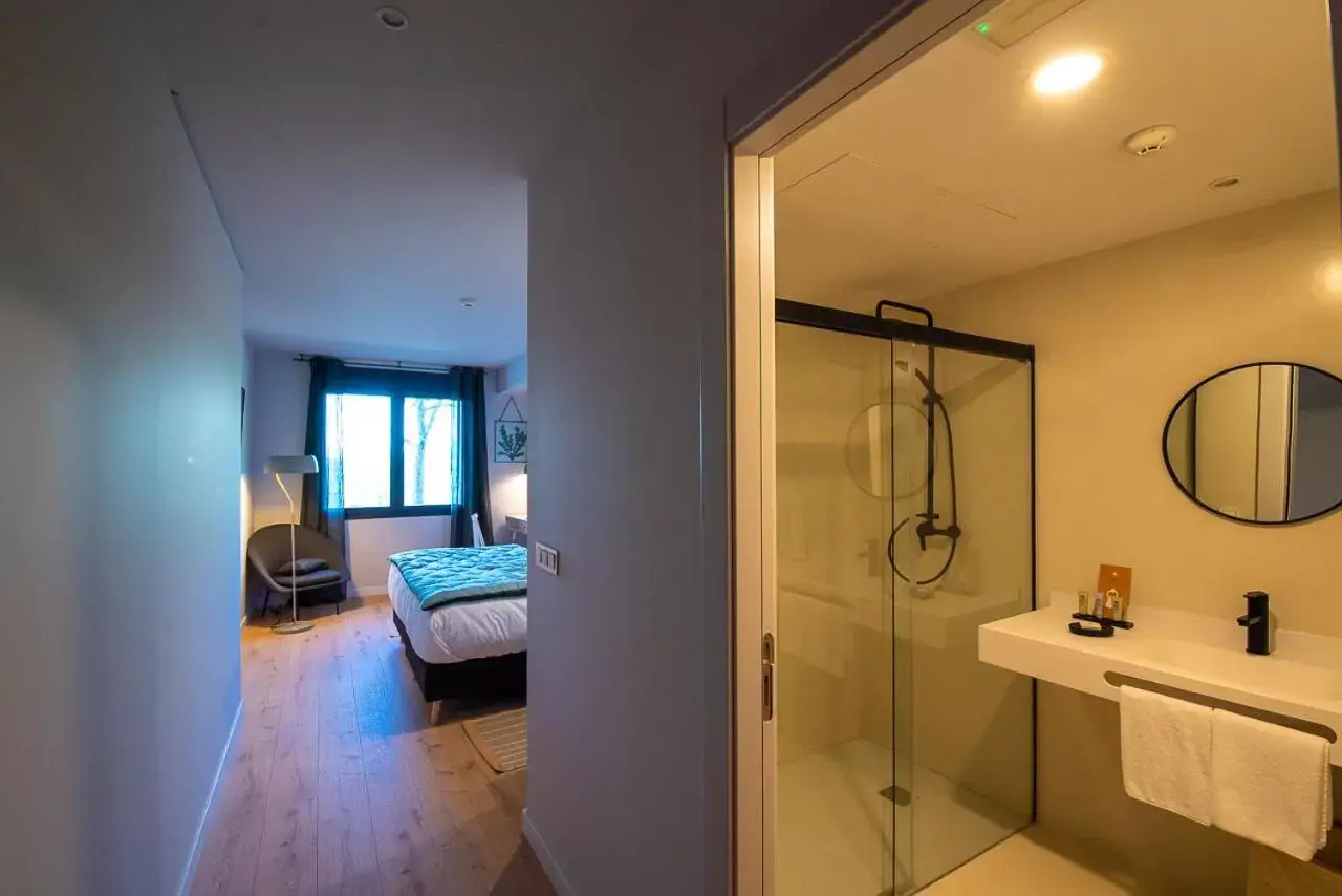 Photo of the whole room, Bathroom in IXUA Hotela