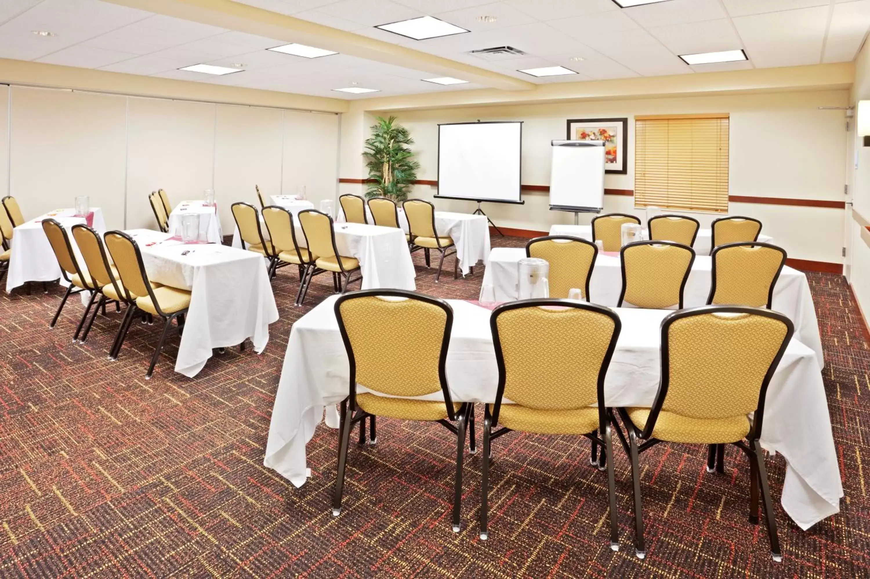 Meeting/conference room in Holiday Inn Express Hotel & Suites Chehalis - Centralia, an IHG Hotel