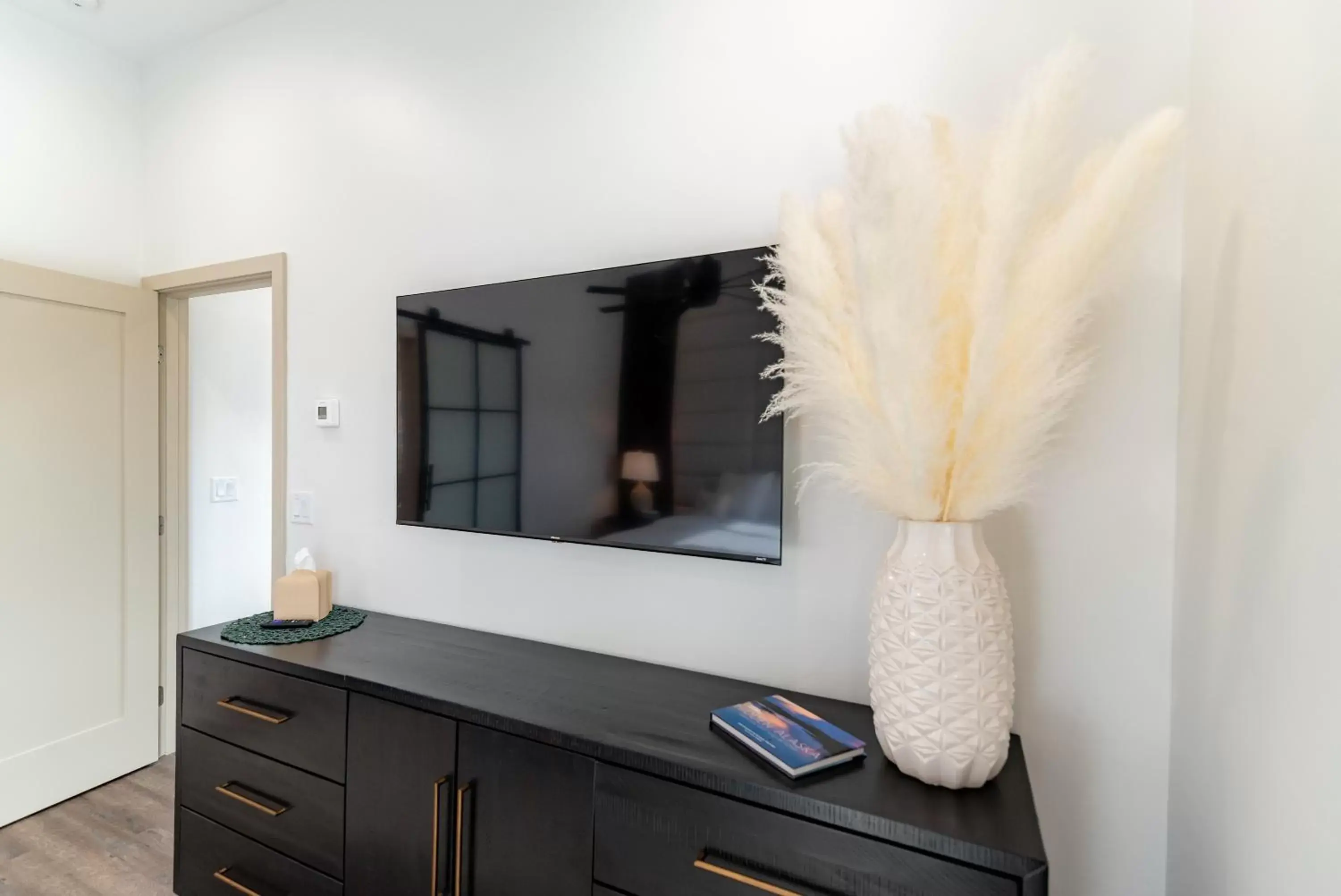 TV and multimedia, Bathroom in Colony Suites