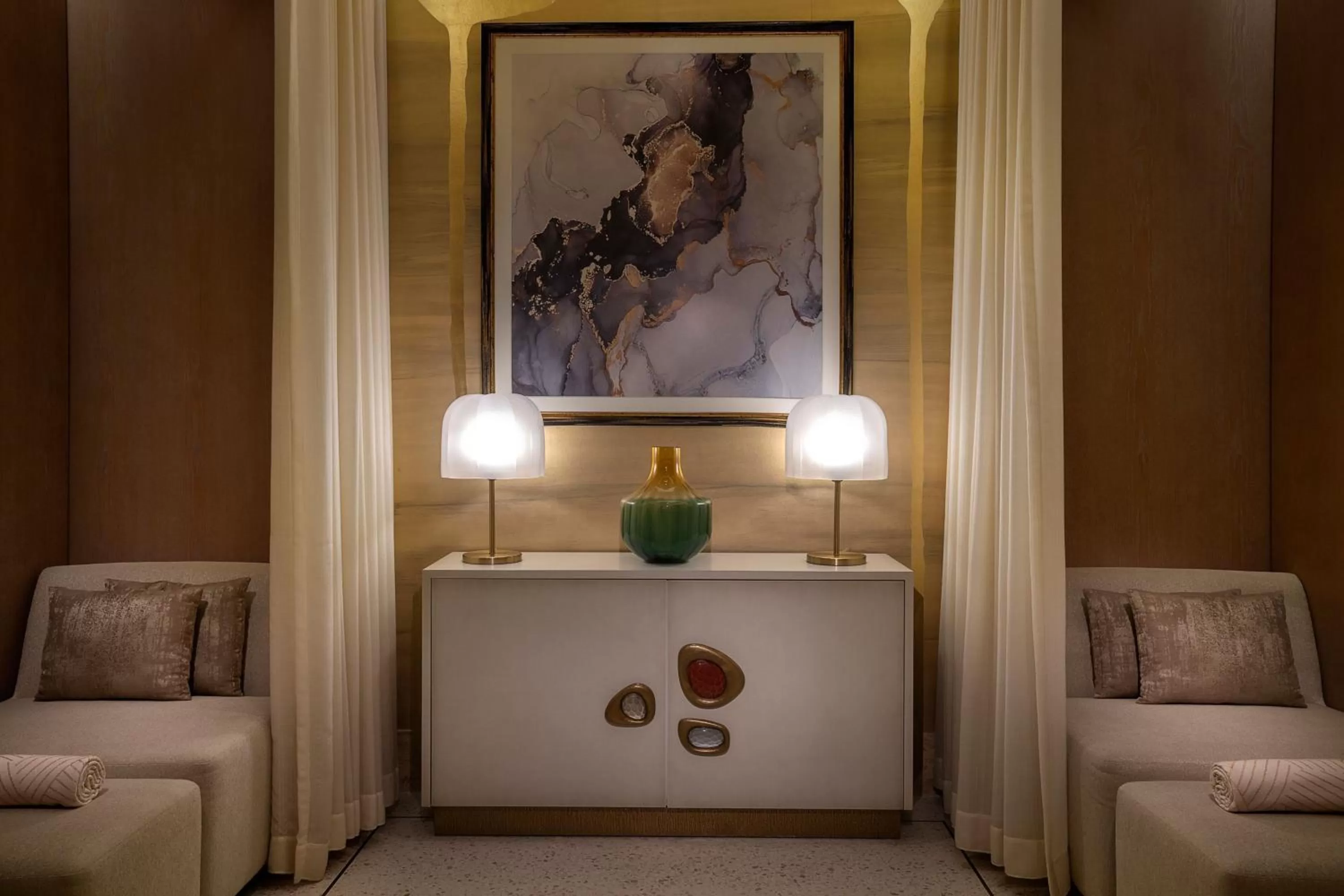 Lounge or bar in The St. Regis Dubai, The Palm