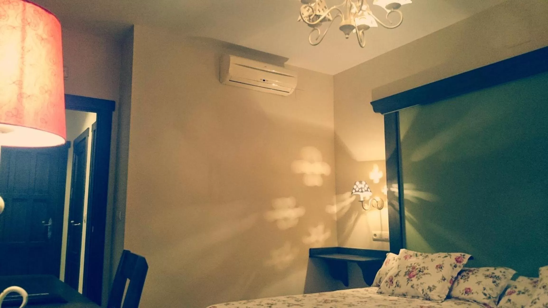 Spring, Bed in El Huésped del Sevillano AR