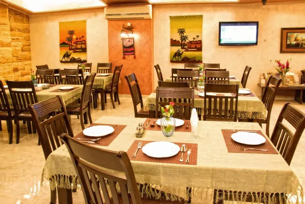 Restaurant/Places to Eat in Jardaneh Hotel