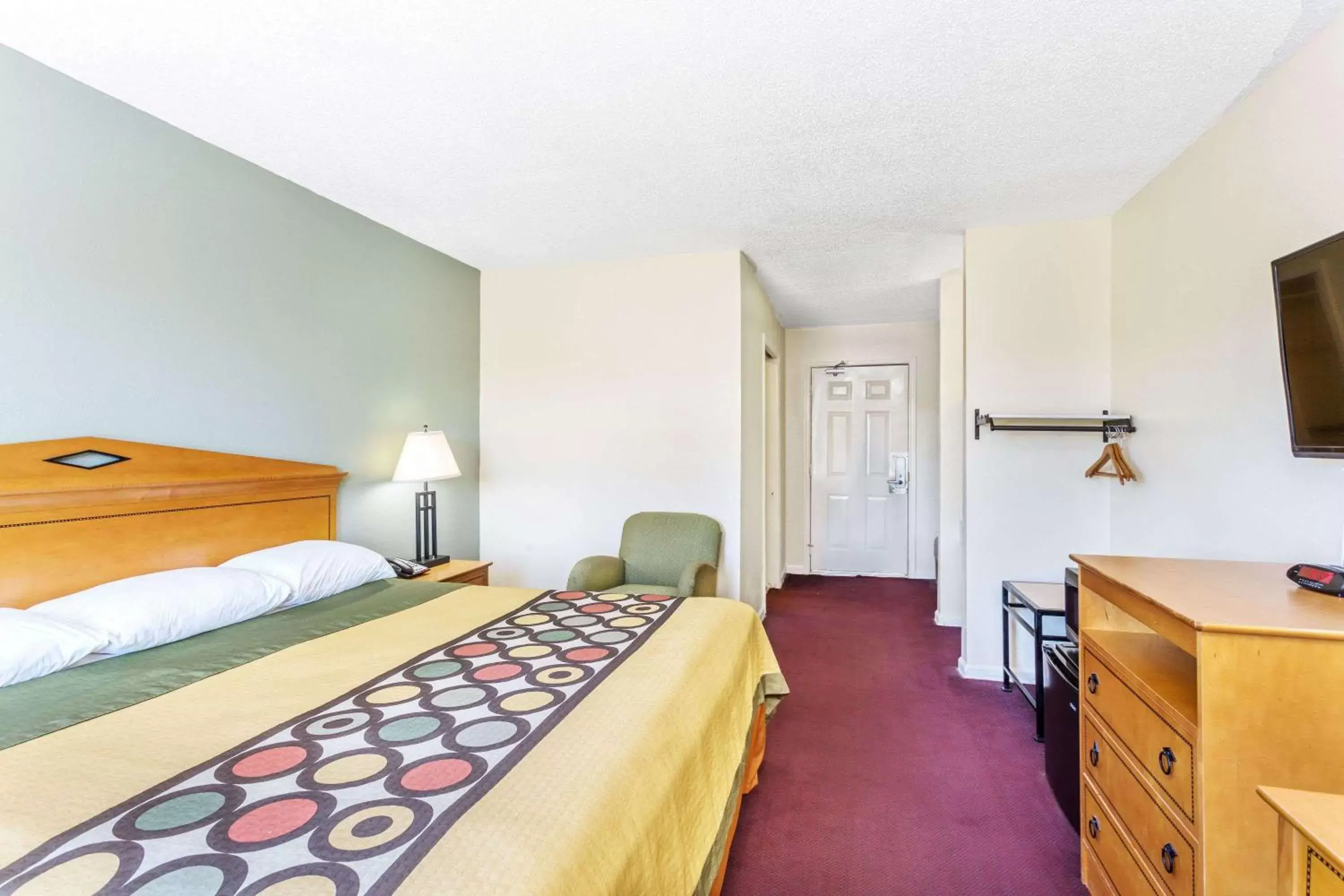 Photo of the whole room, Bed in Super 8 by Wyndham Manning