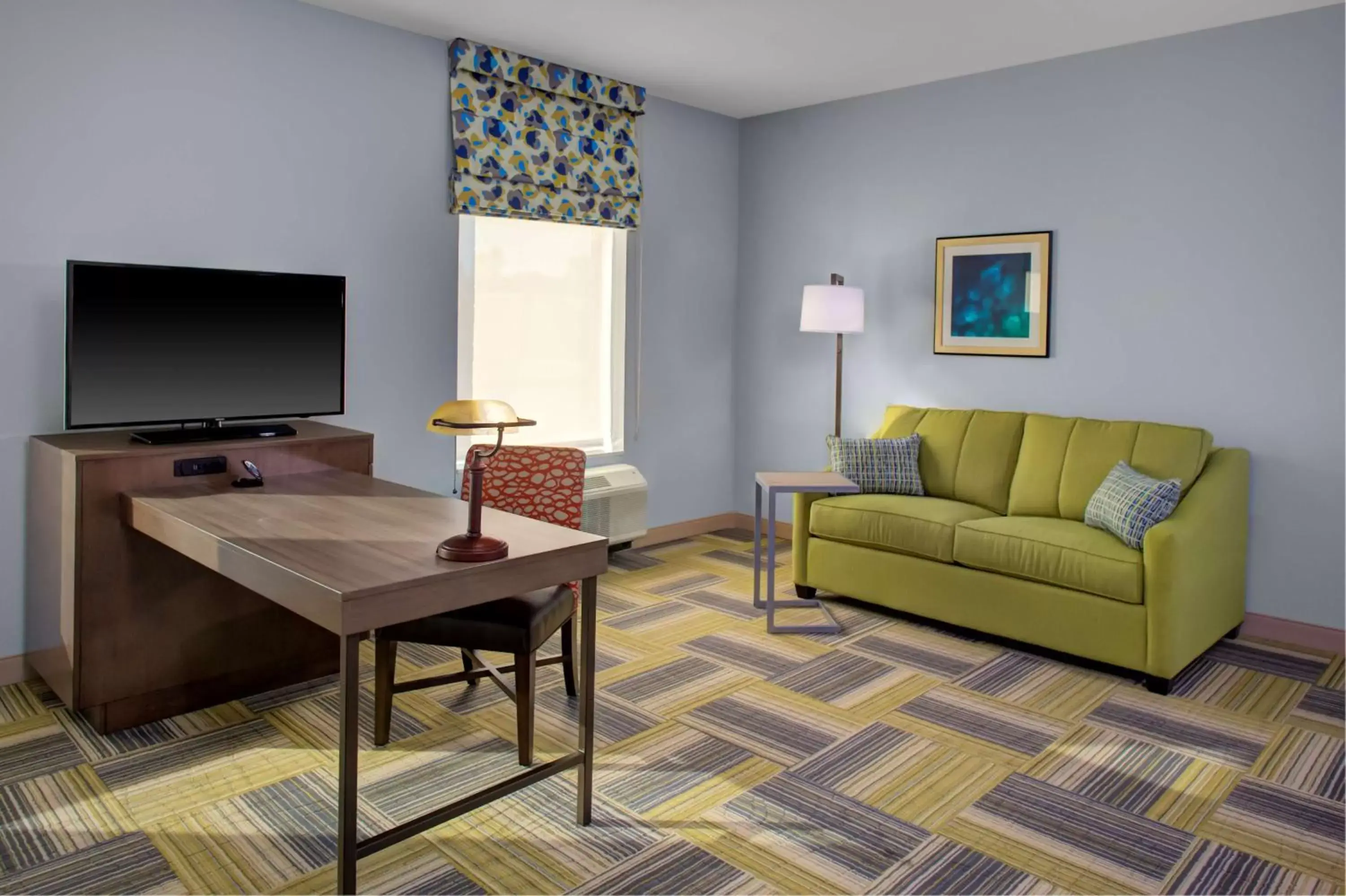 Bedroom, TV/Entertainment Center in Hampton Inn & Suites Syracuse North Airport Area