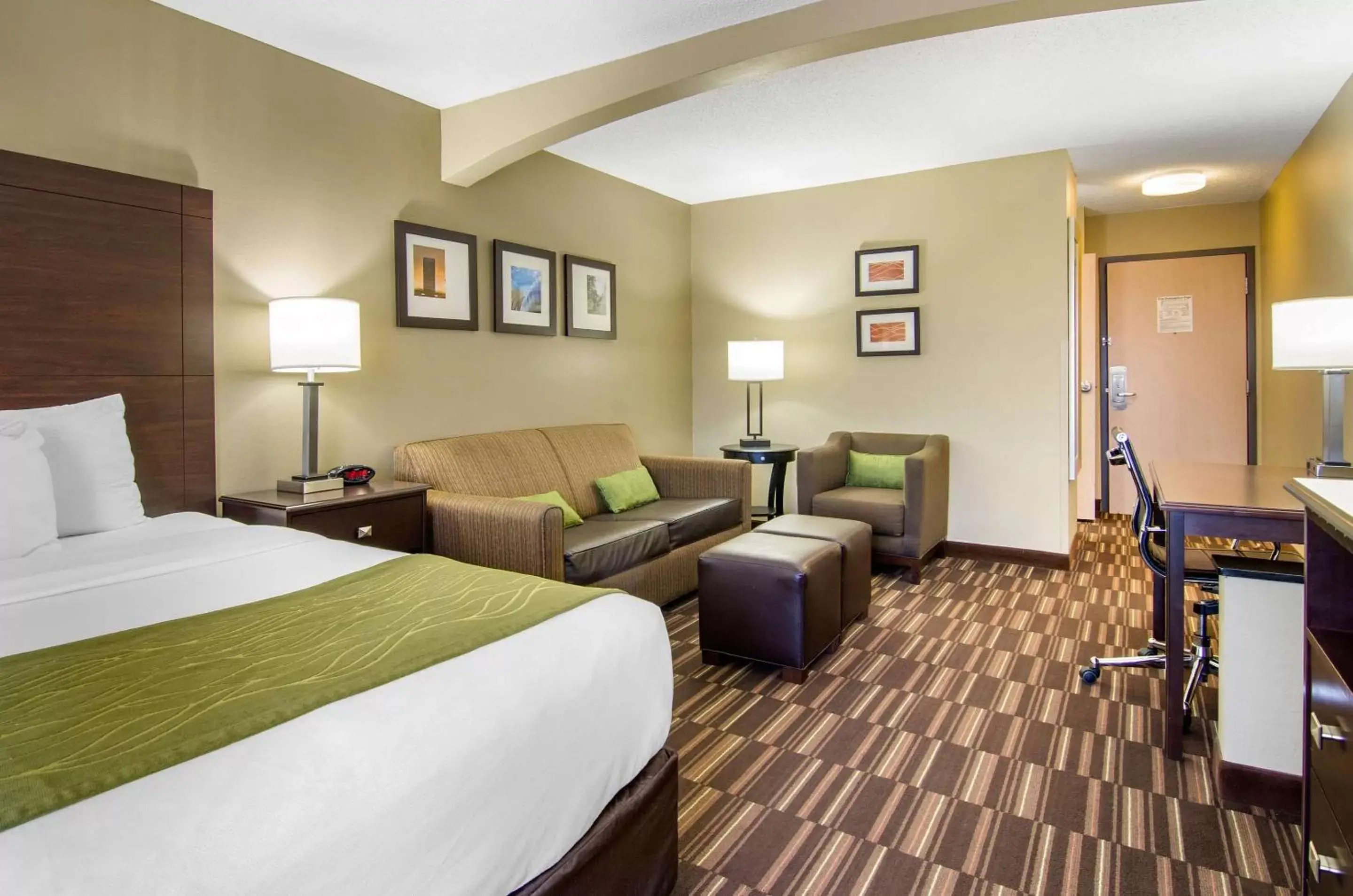 Photo of the whole room in Comfort Inn & Suites Near Worlds of Fun