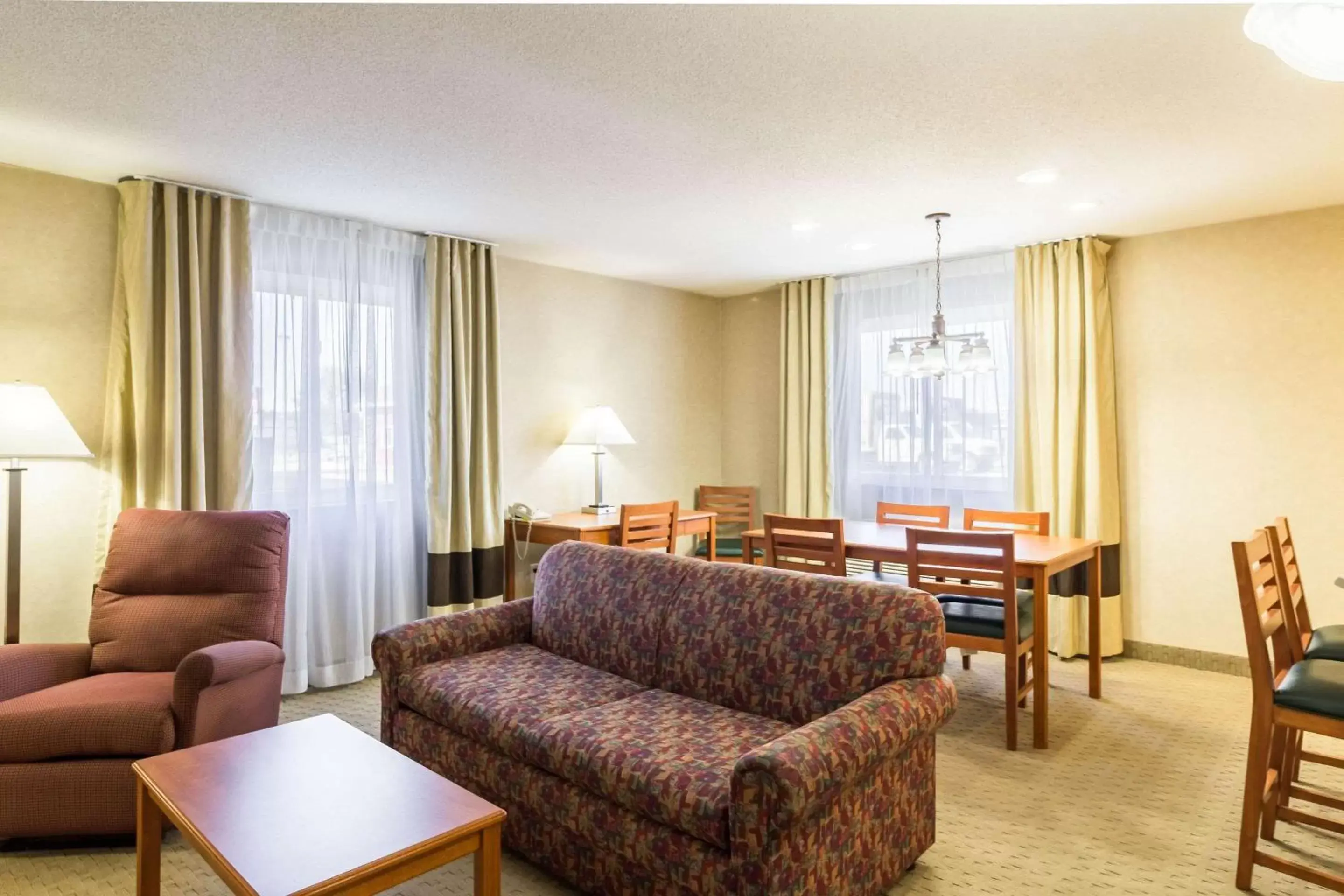 Photo of the whole room, Seating Area in Quality Inn - Marshall
