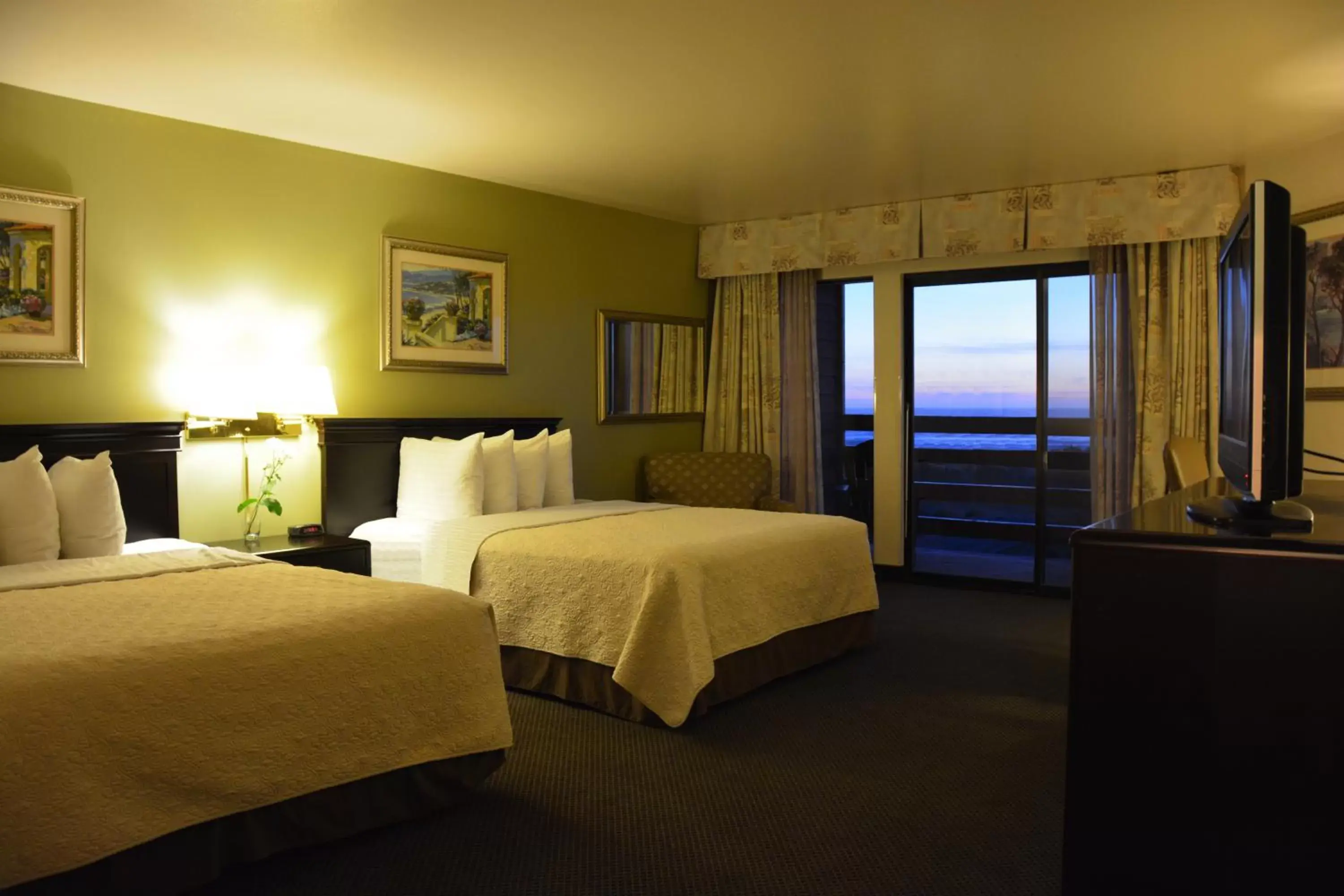 Bedroom, Bed in SureStay Plus Hotel by Best Western Gold Beach