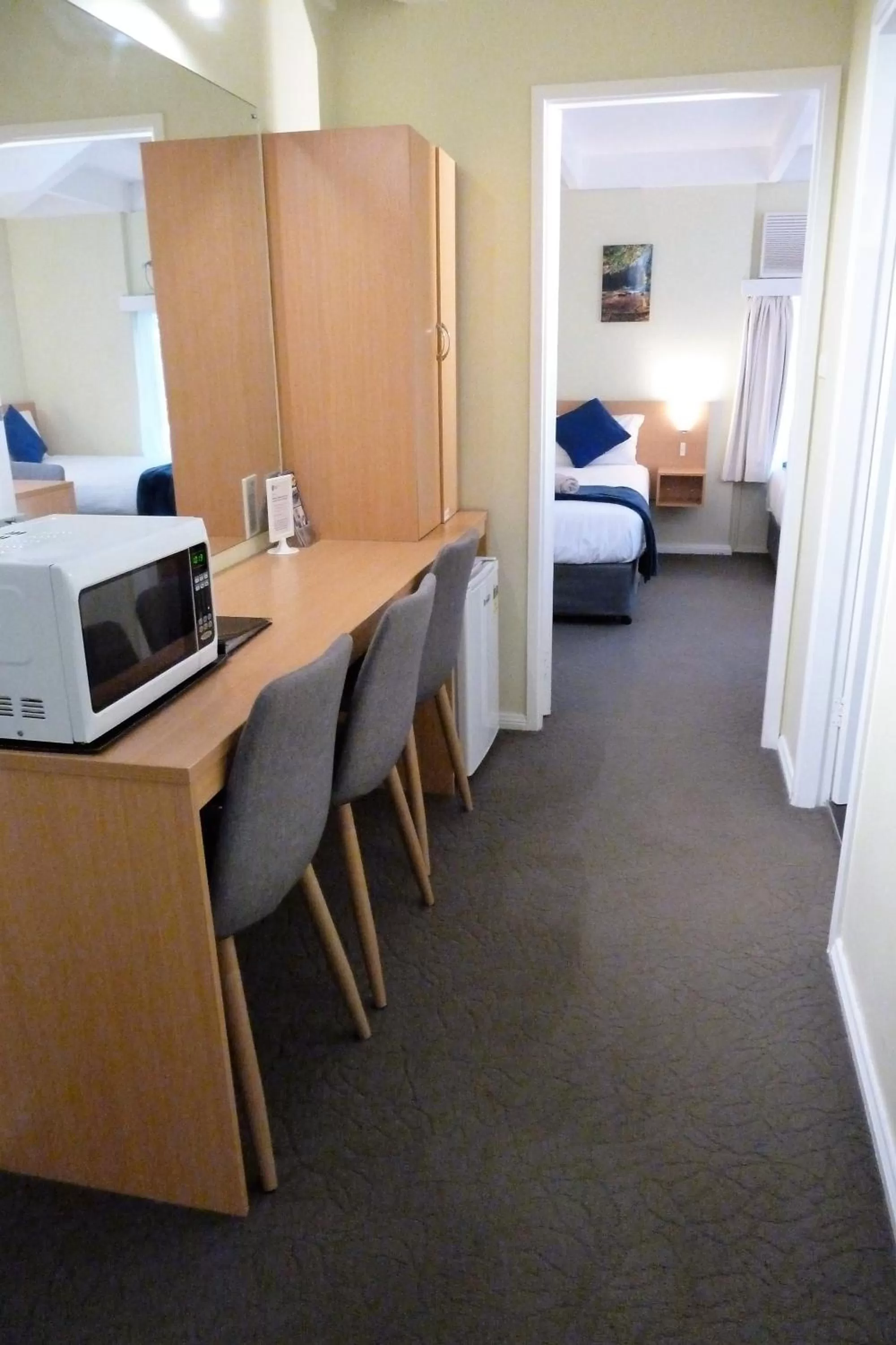 Dining area, Bed in Sky Rider Motor Inn