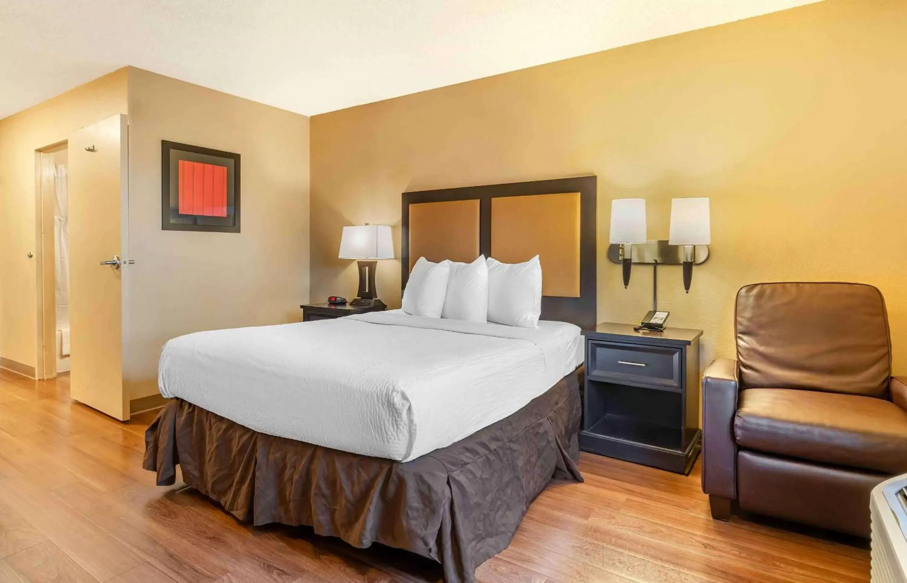 Bedroom, Bed in Extended Stay America Suites - Oakland - Emeryville