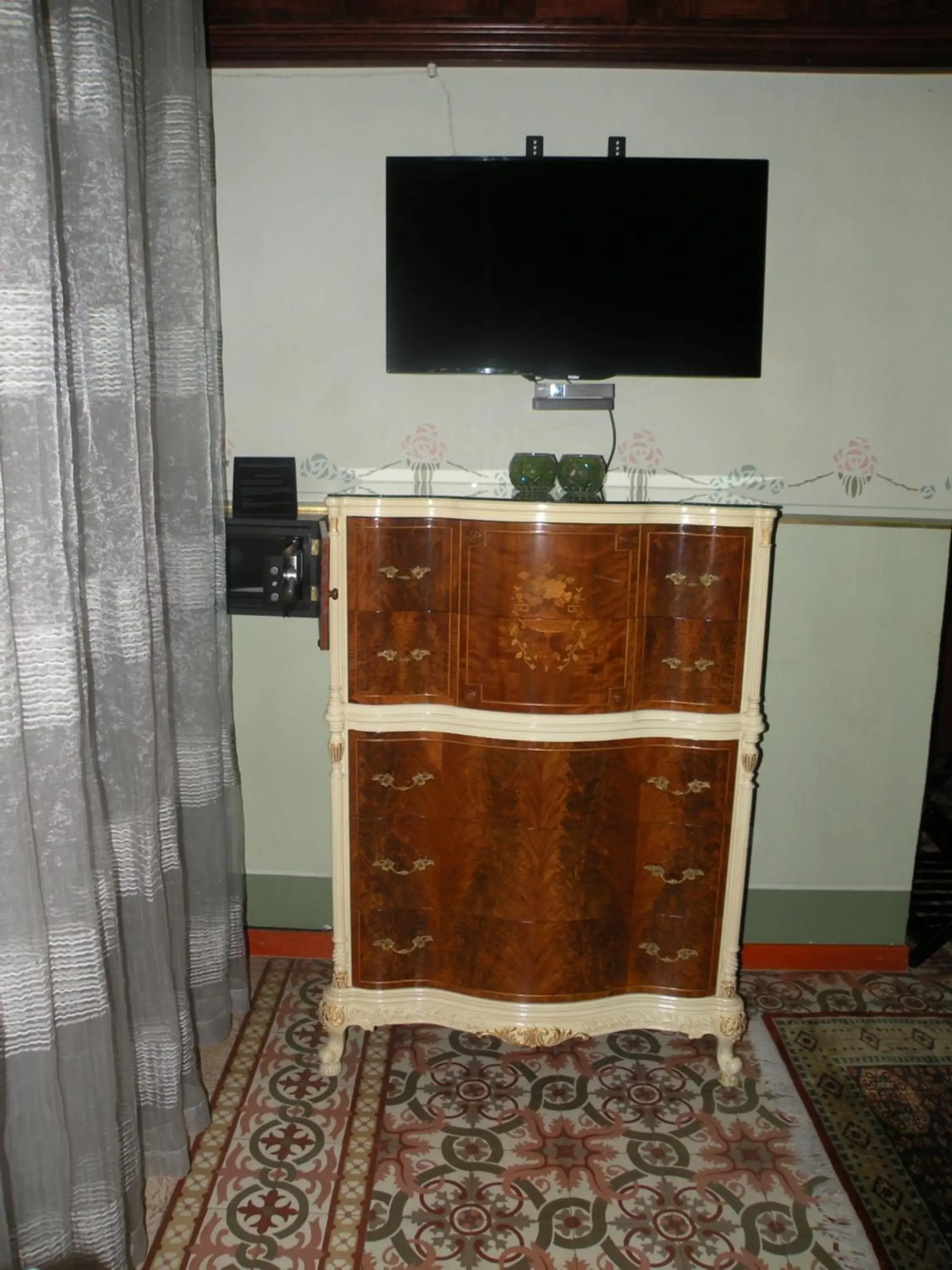 TV/Entertainment Center in Small Luxury Hotel Azcami