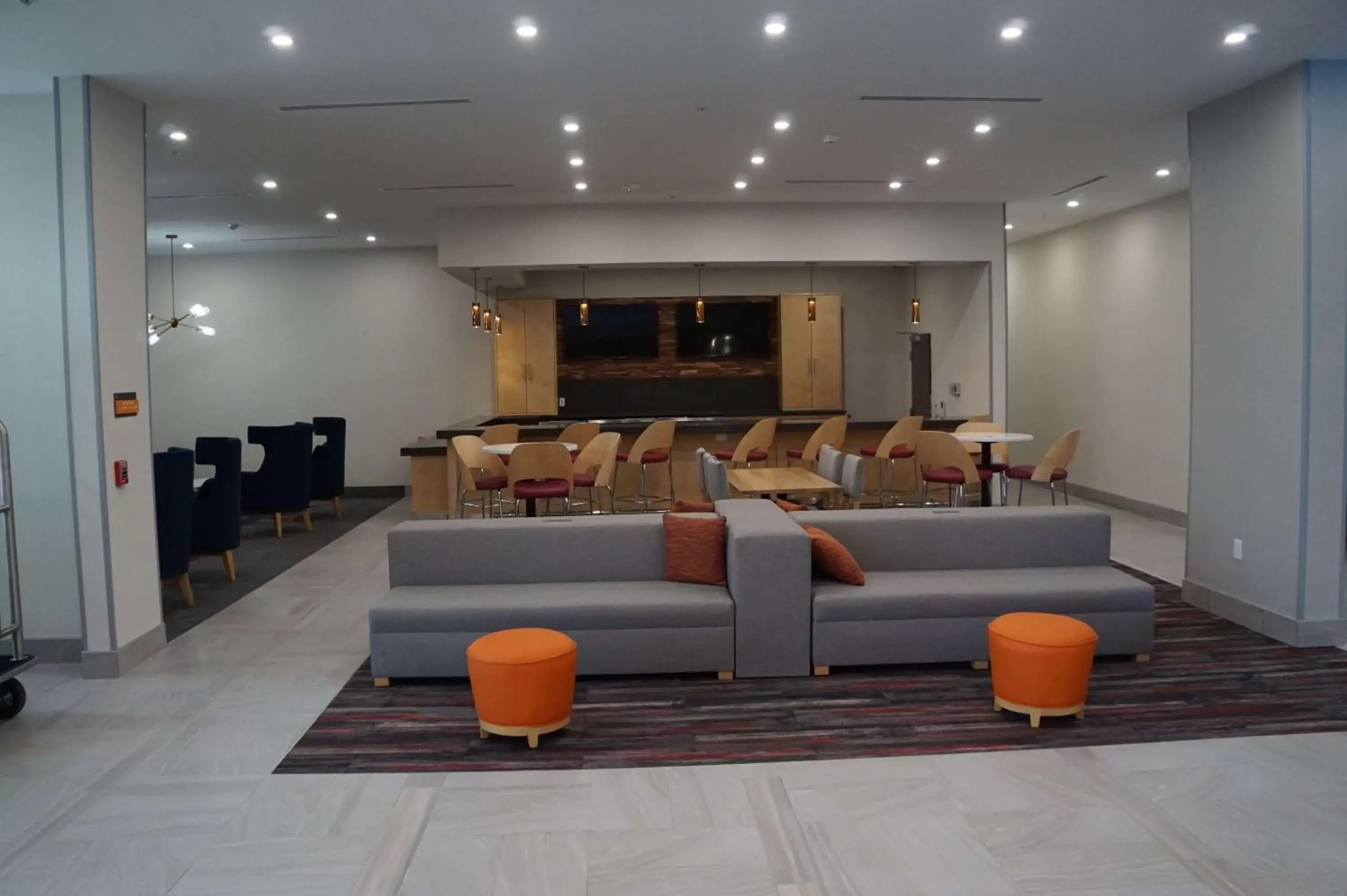 Lounge or bar in La Quinta Inn & Suites by Wyndham Lewisville