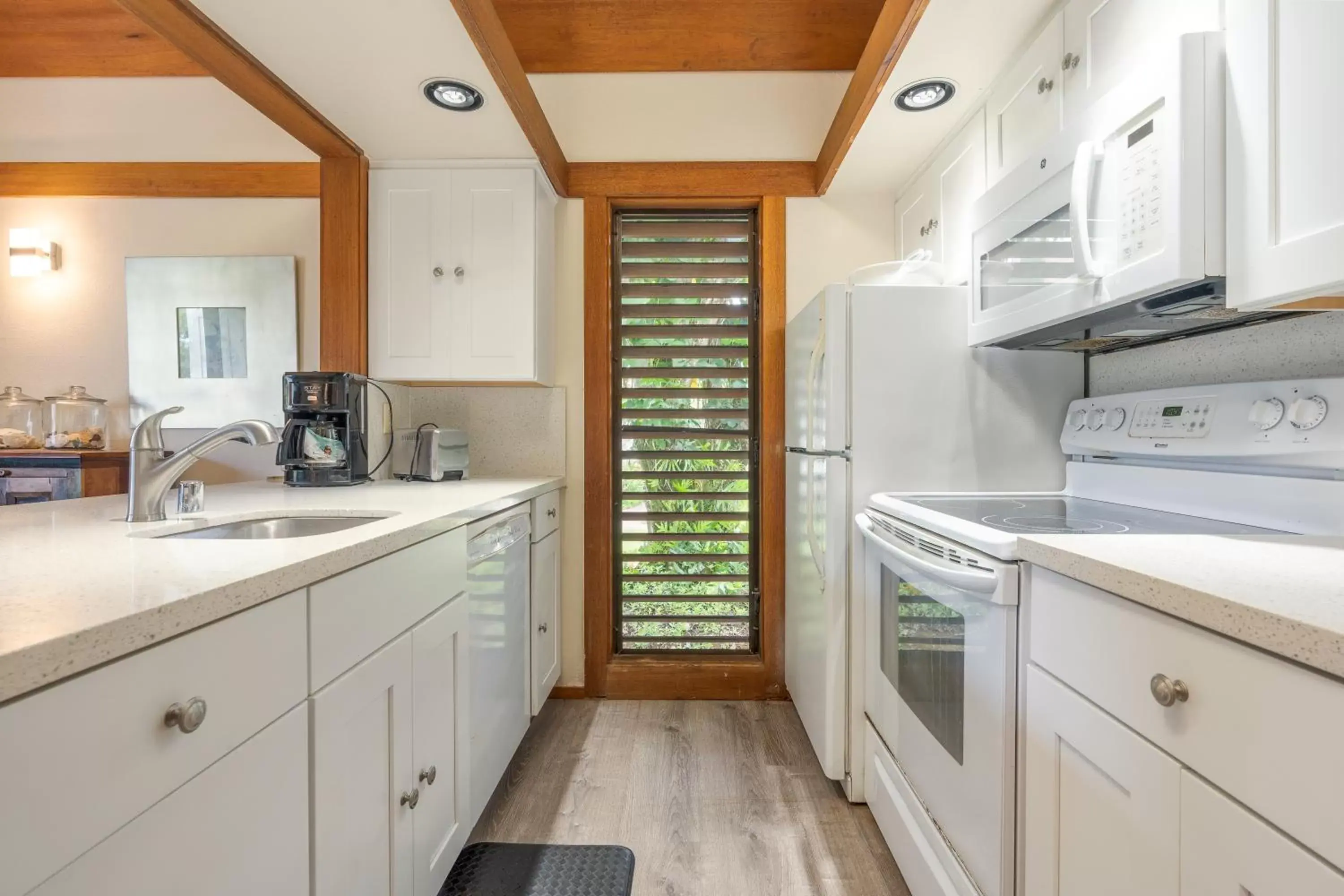 Kitchen/Kitchenette in Castle Kiahuna Plantation & The Beach Bungalows