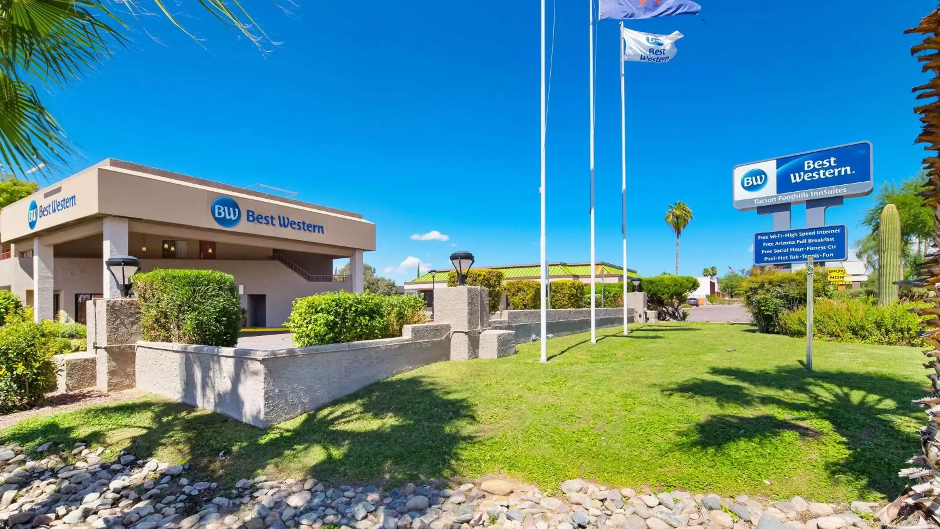 Property building in Best Western InnSuites Tucson Foothills Hotel & Suites