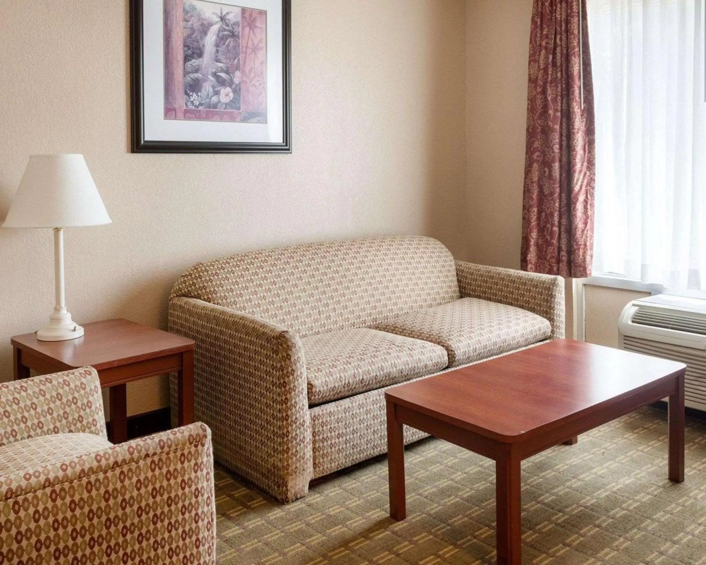 Photo of the whole room, Seating Area in Quality Inn Louisville