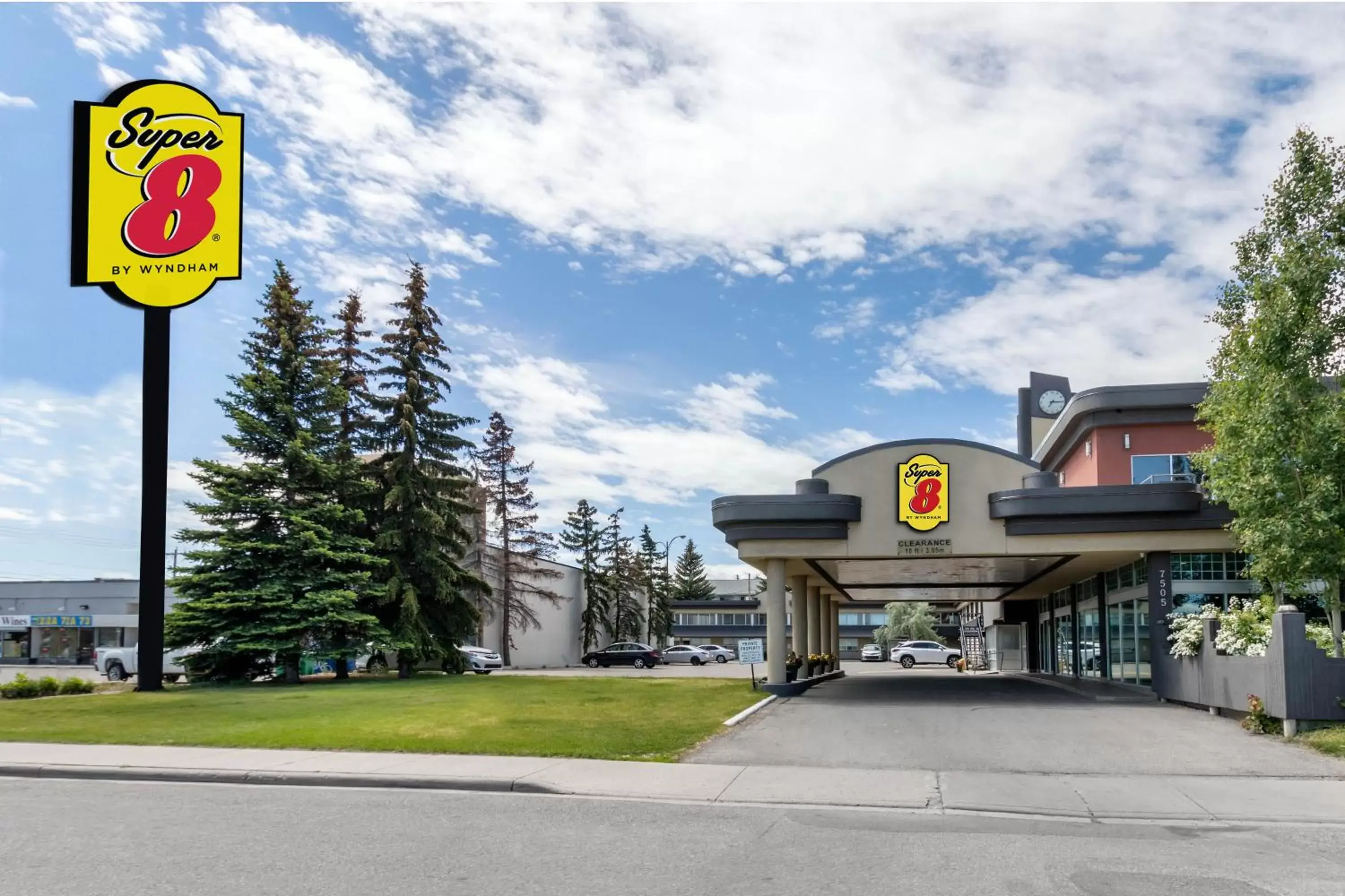 Property building, Property Logo/Sign in Super 8 by Wyndham Macleod Trail Calgary