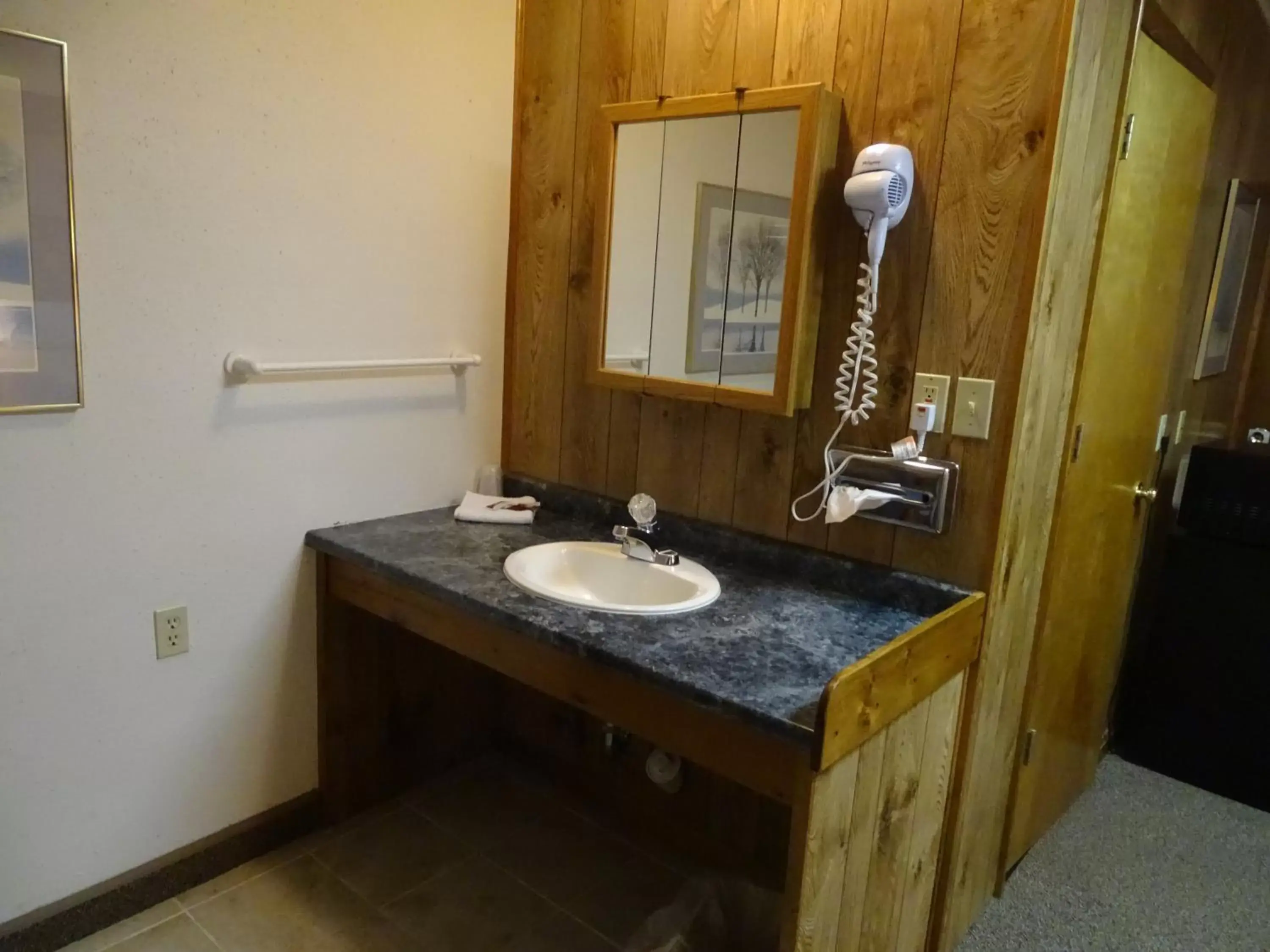 Bathroom in PRAIRIE WINDs MOTEL CARTHAGE
