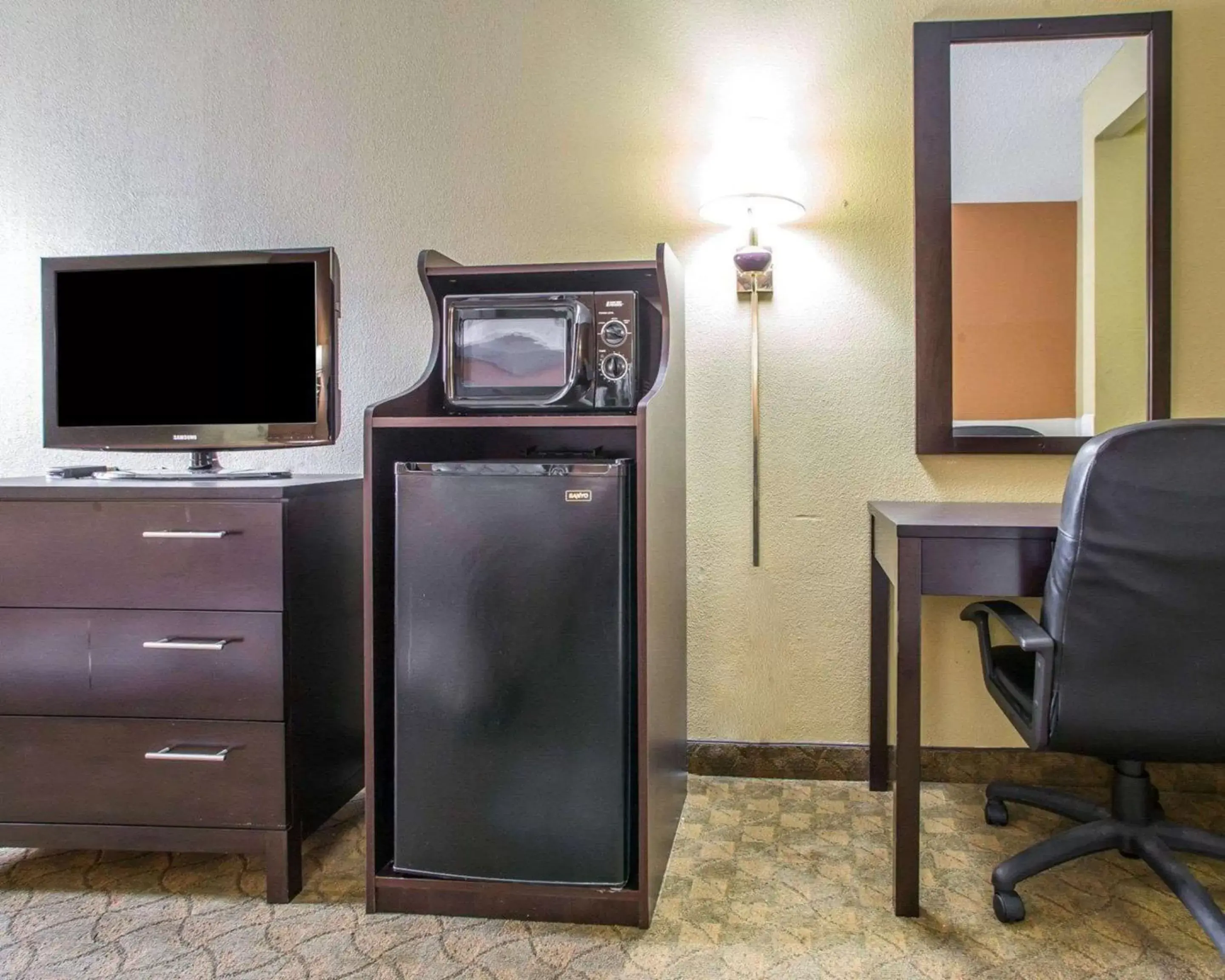 Bedroom, TV/Entertainment Center in Quality Inn Merrillville