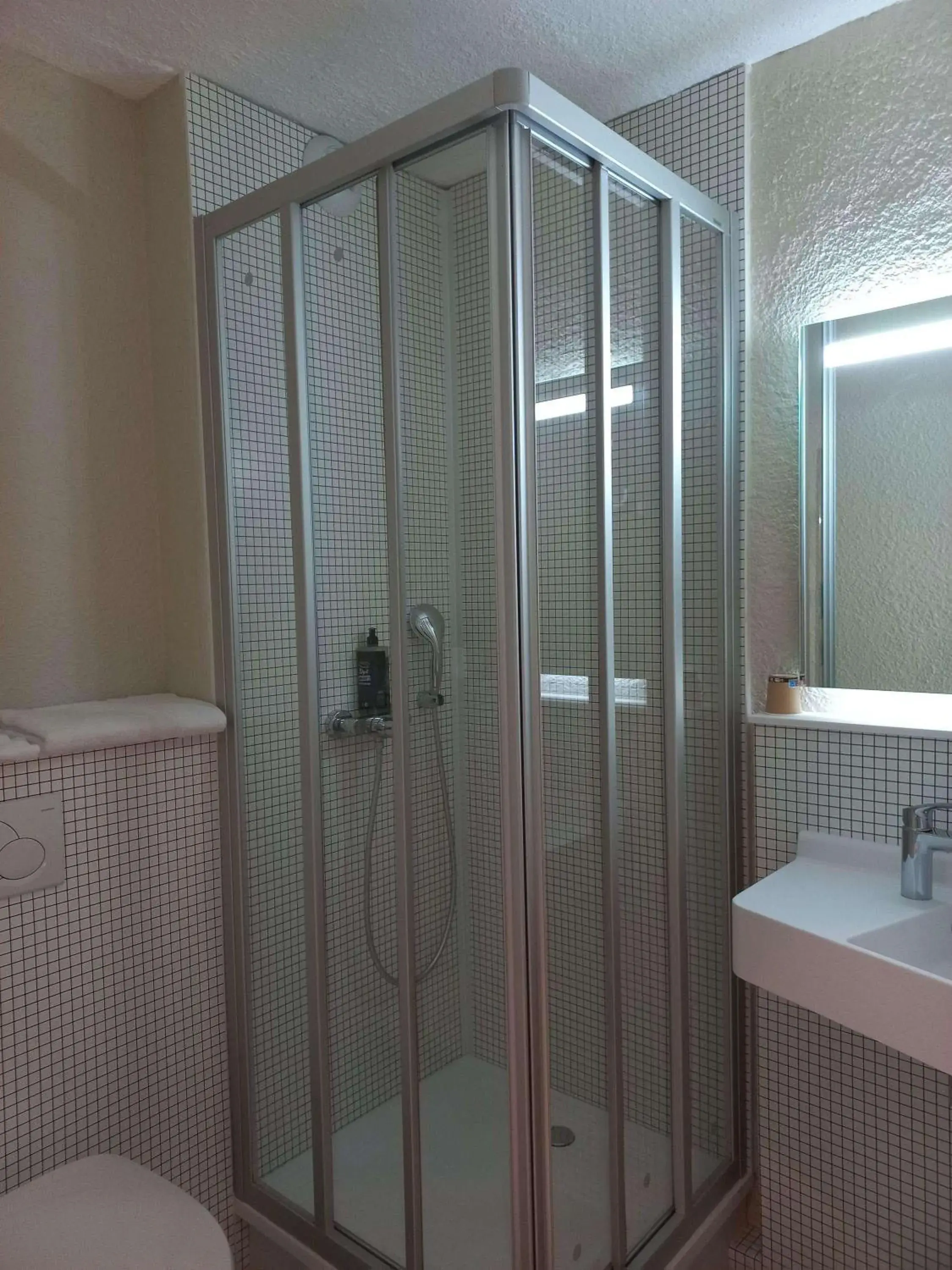 Bathroom in ibis budget Antony Massy