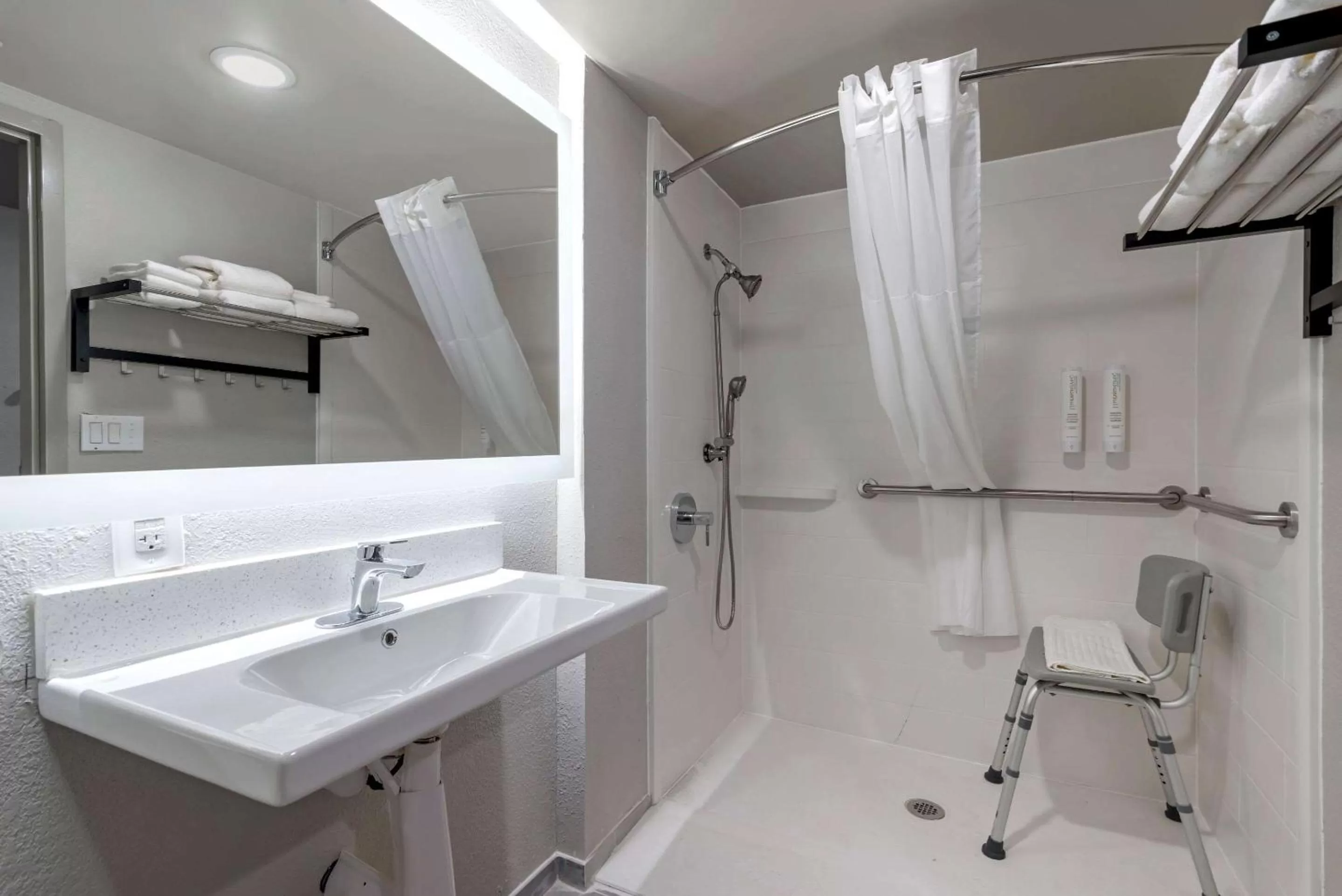 Photo of the whole room in Clarion Pointe McDonough