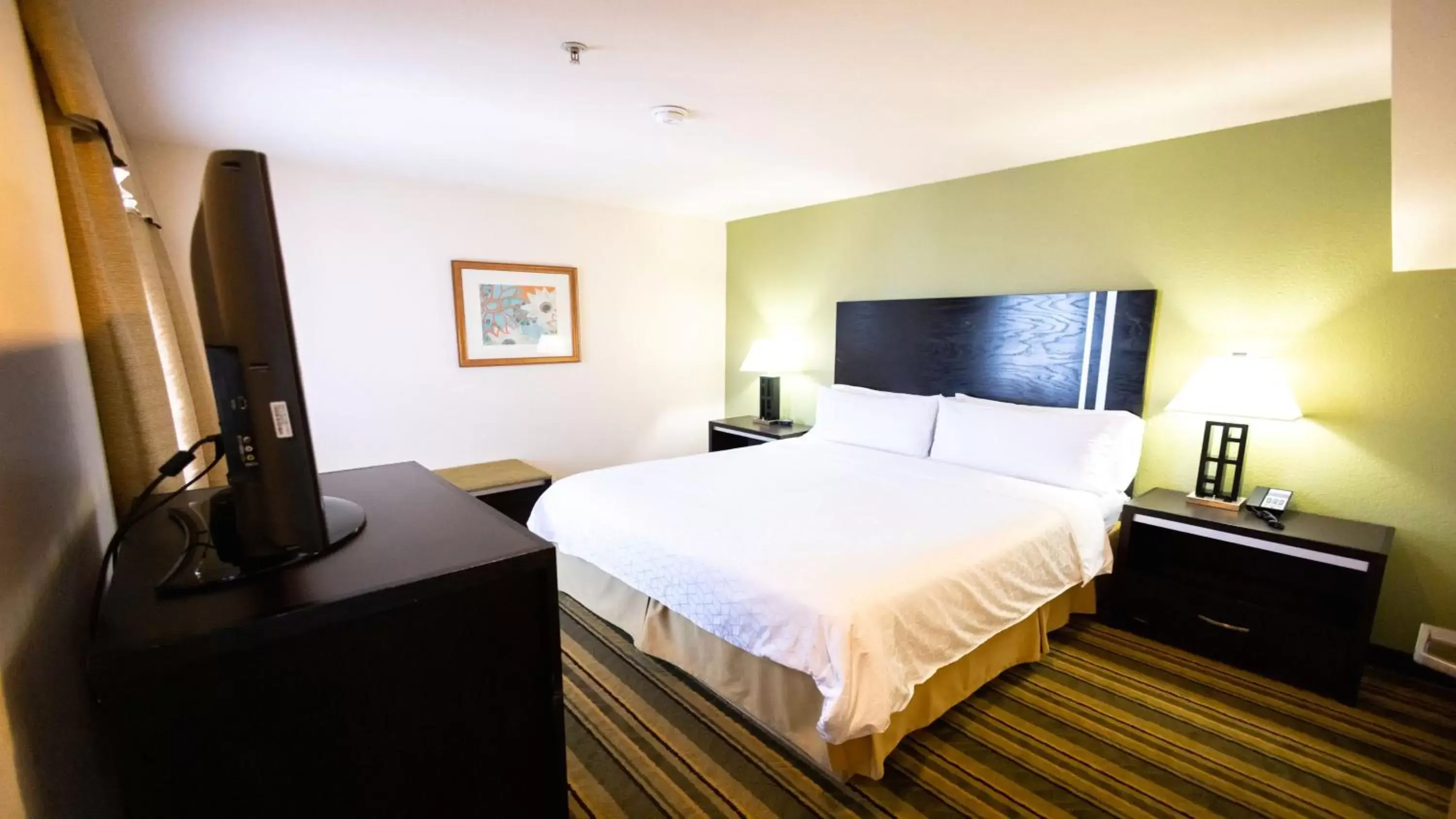 Bedroom, Bed in Holiday Inn Express Berkeley, an IHG Hotel