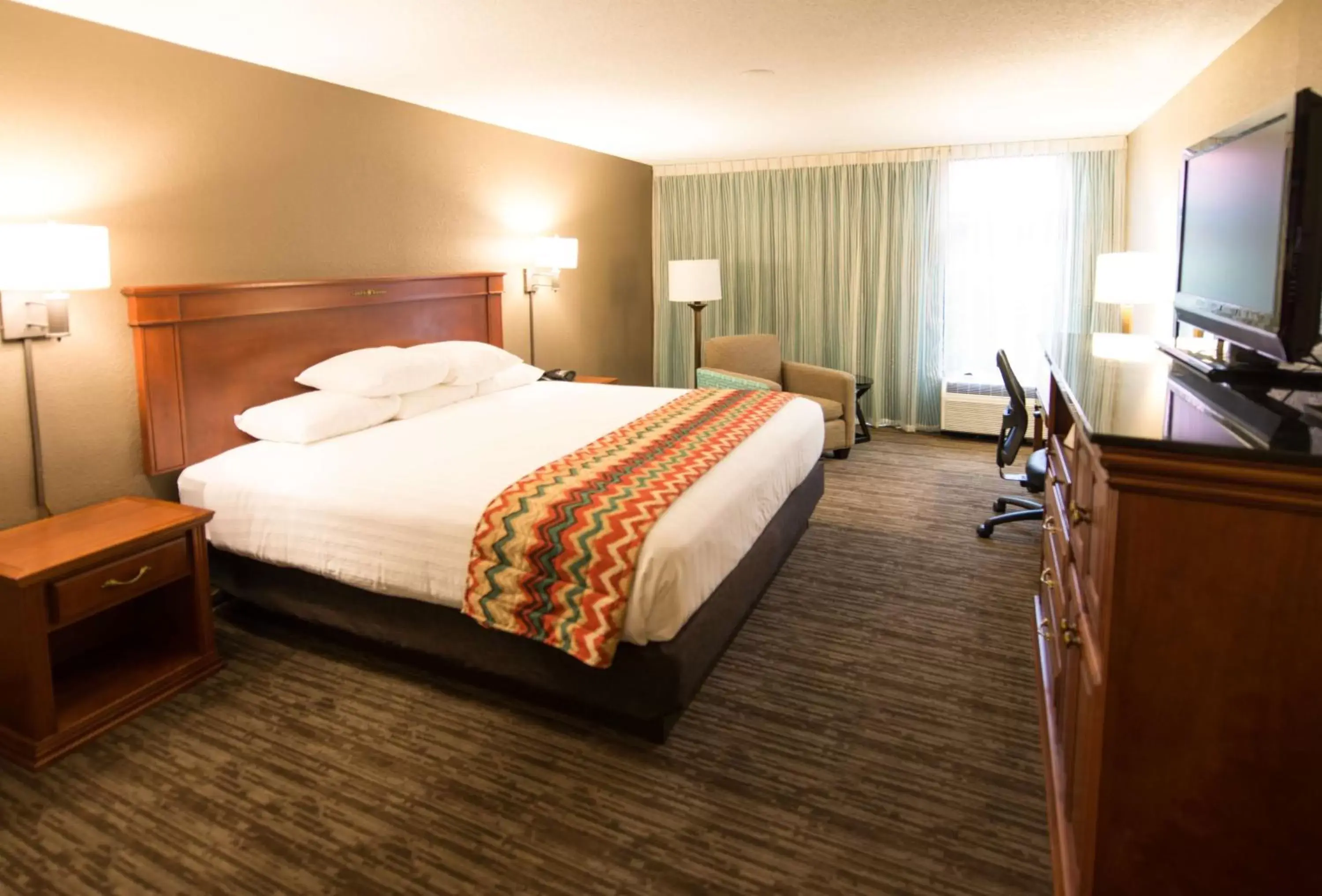 Photo of the whole room, Bed in Pear Tree Inn Cape Girardeau Medical Center