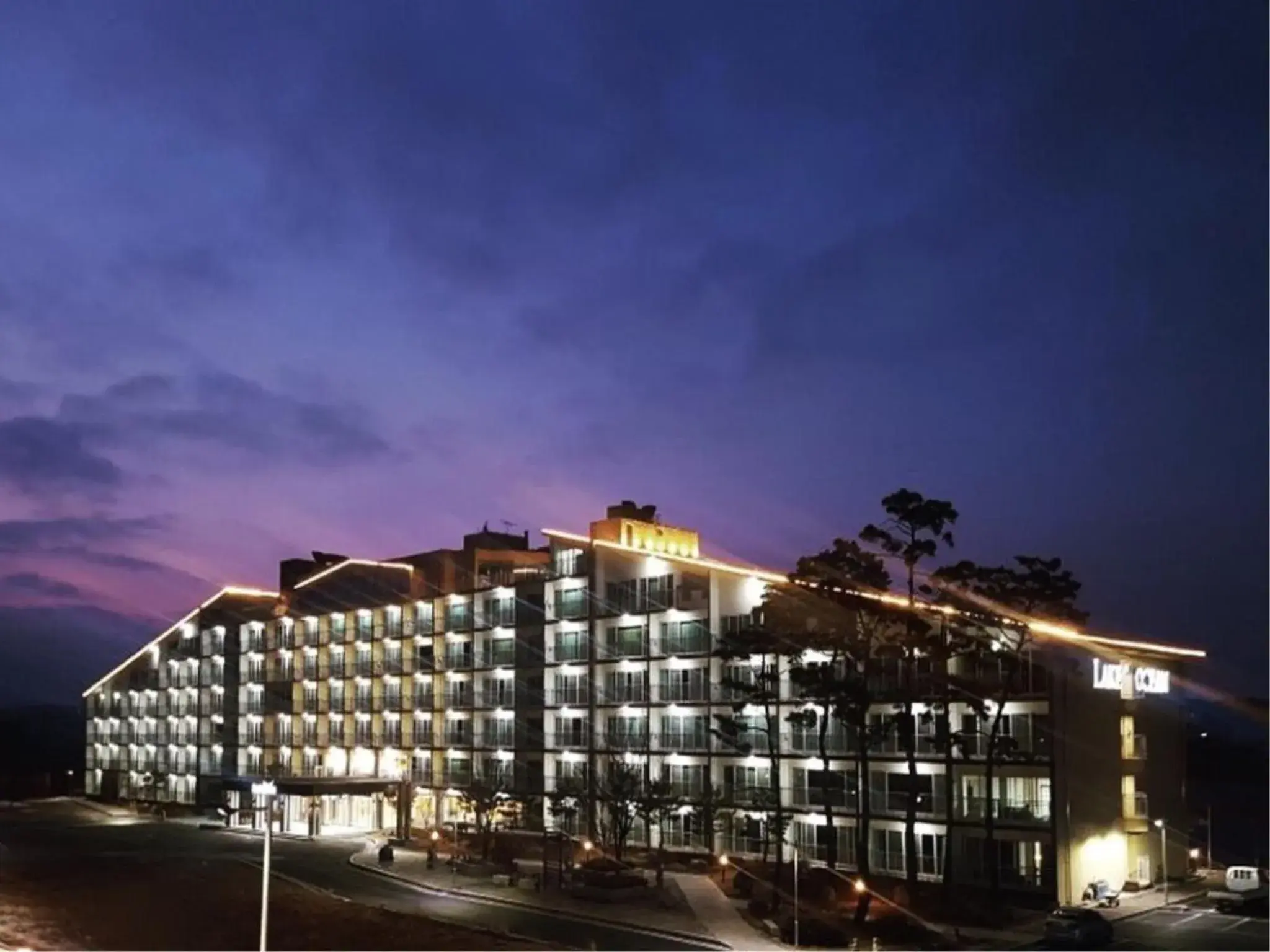 Night, Property Building in Lake Ocean Resort Sokcho Night, Property Building in Lake Ocean Resort Sokcho