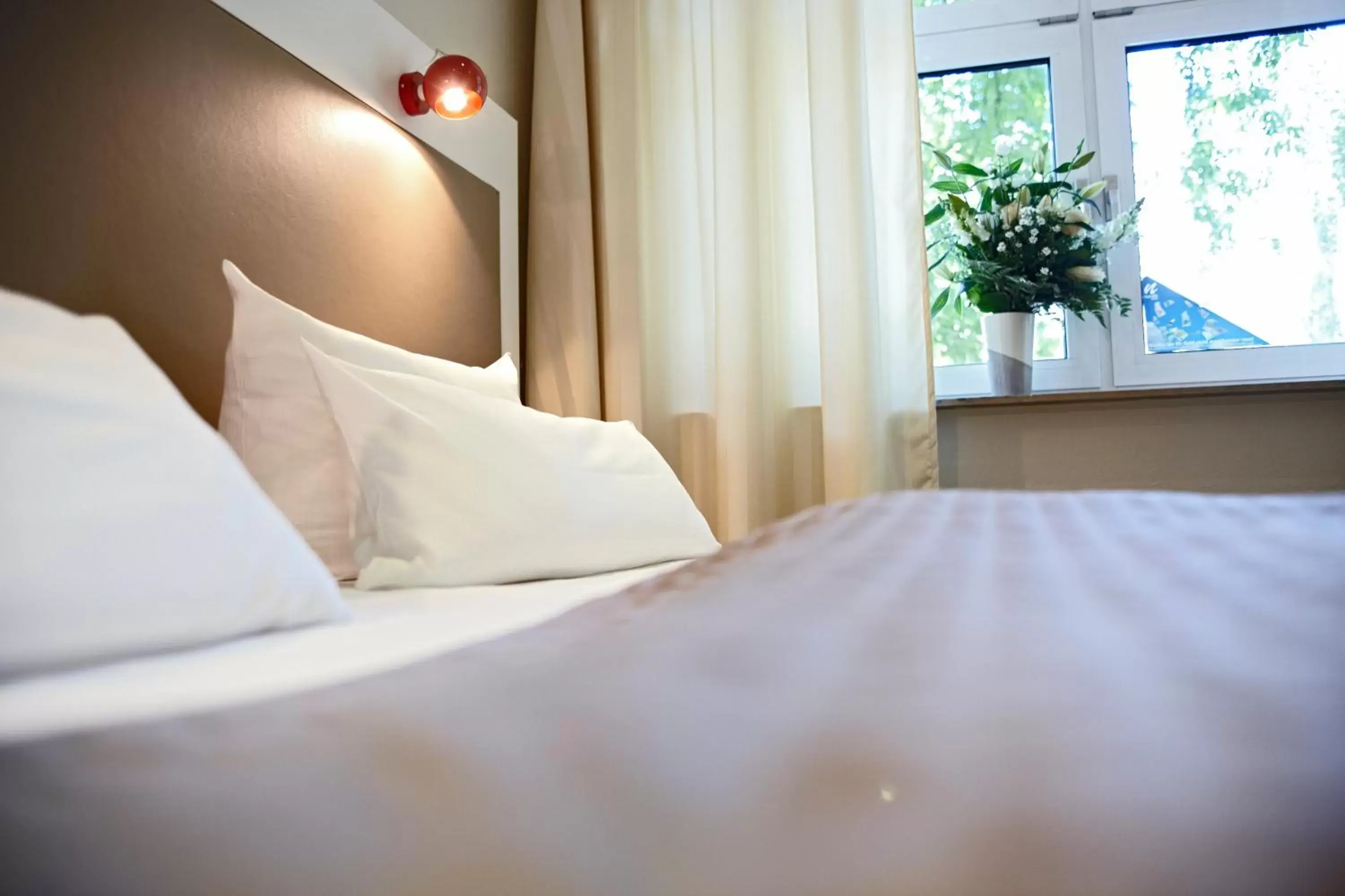 Bed in Hotel Domicil Hamburg by Golden Tulip