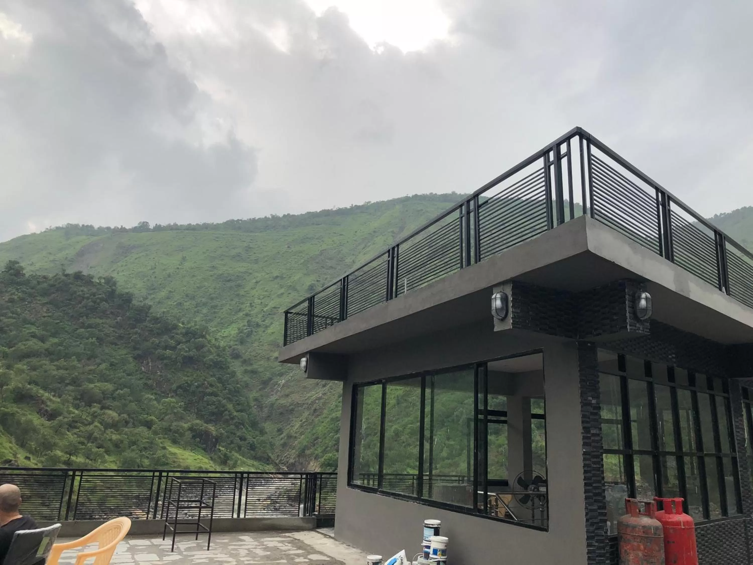 Property building in Hotel La Orilla Muzaffarabad