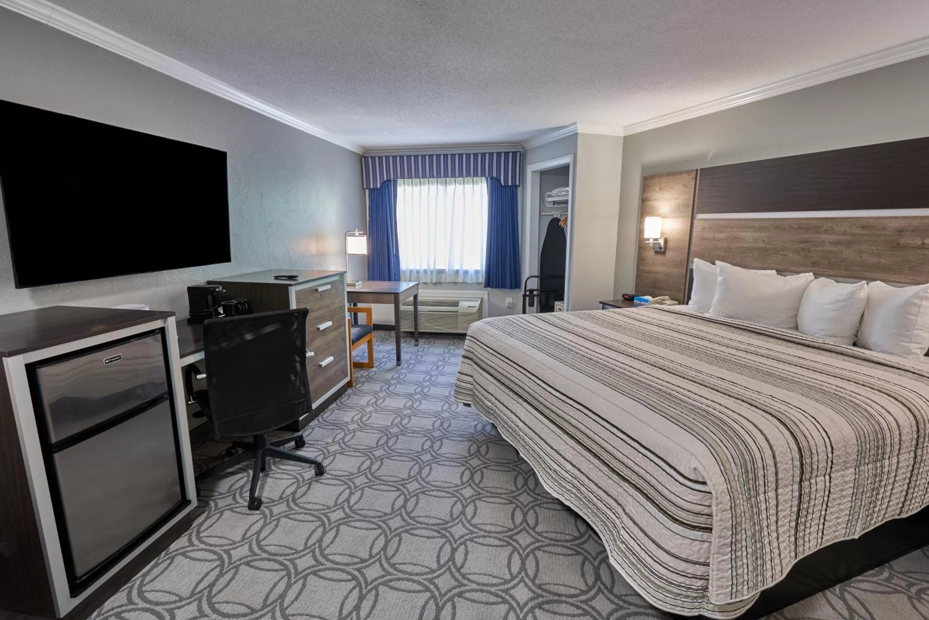TV and multimedia, Bed in Ambassador Inn and Suites