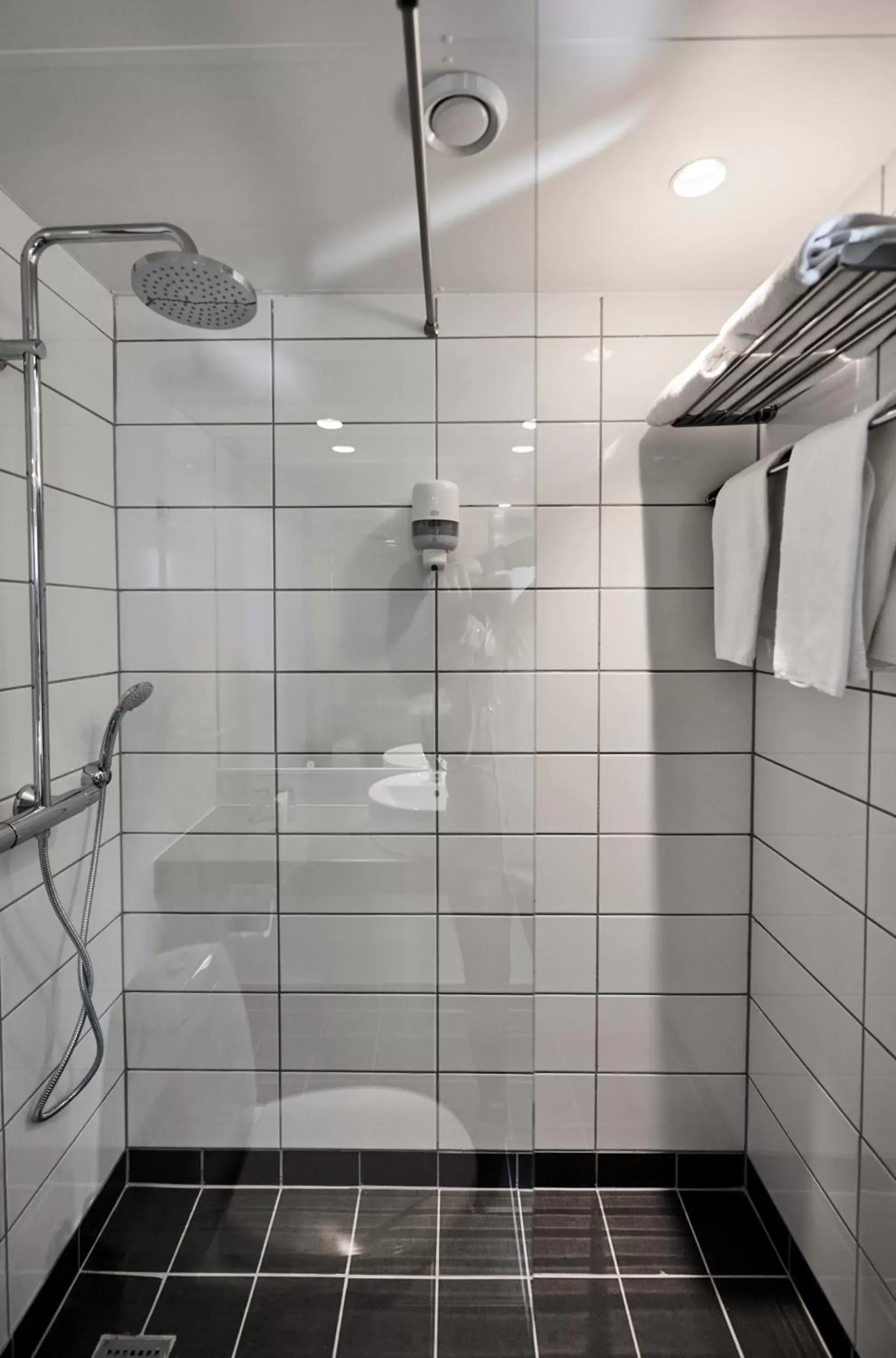 Shower, Bathroom in Thon Partner Hotel Høje Taastrup