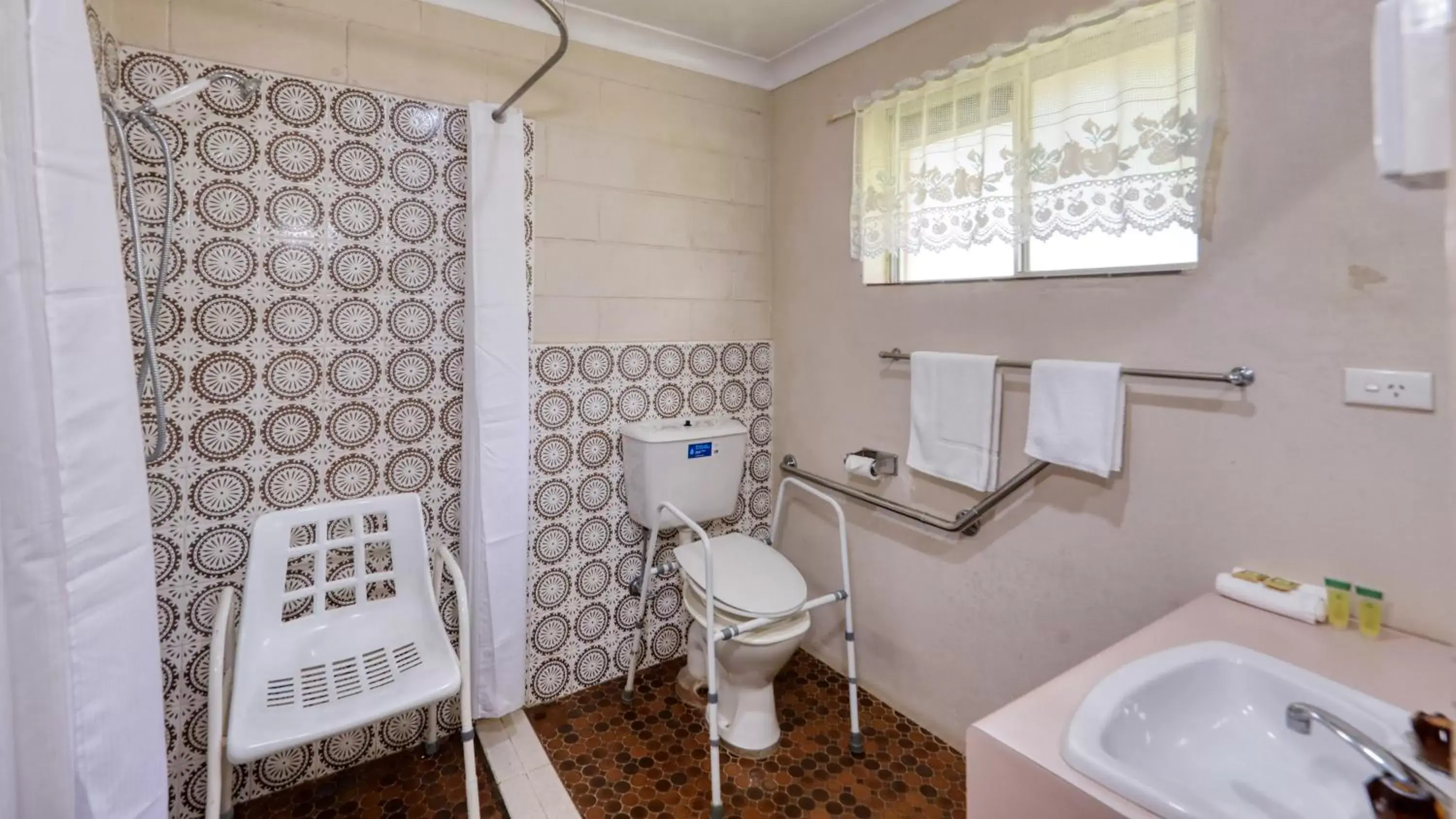 Facility for disabled guests, Bathroom in Matthew Flinders Motor Inn