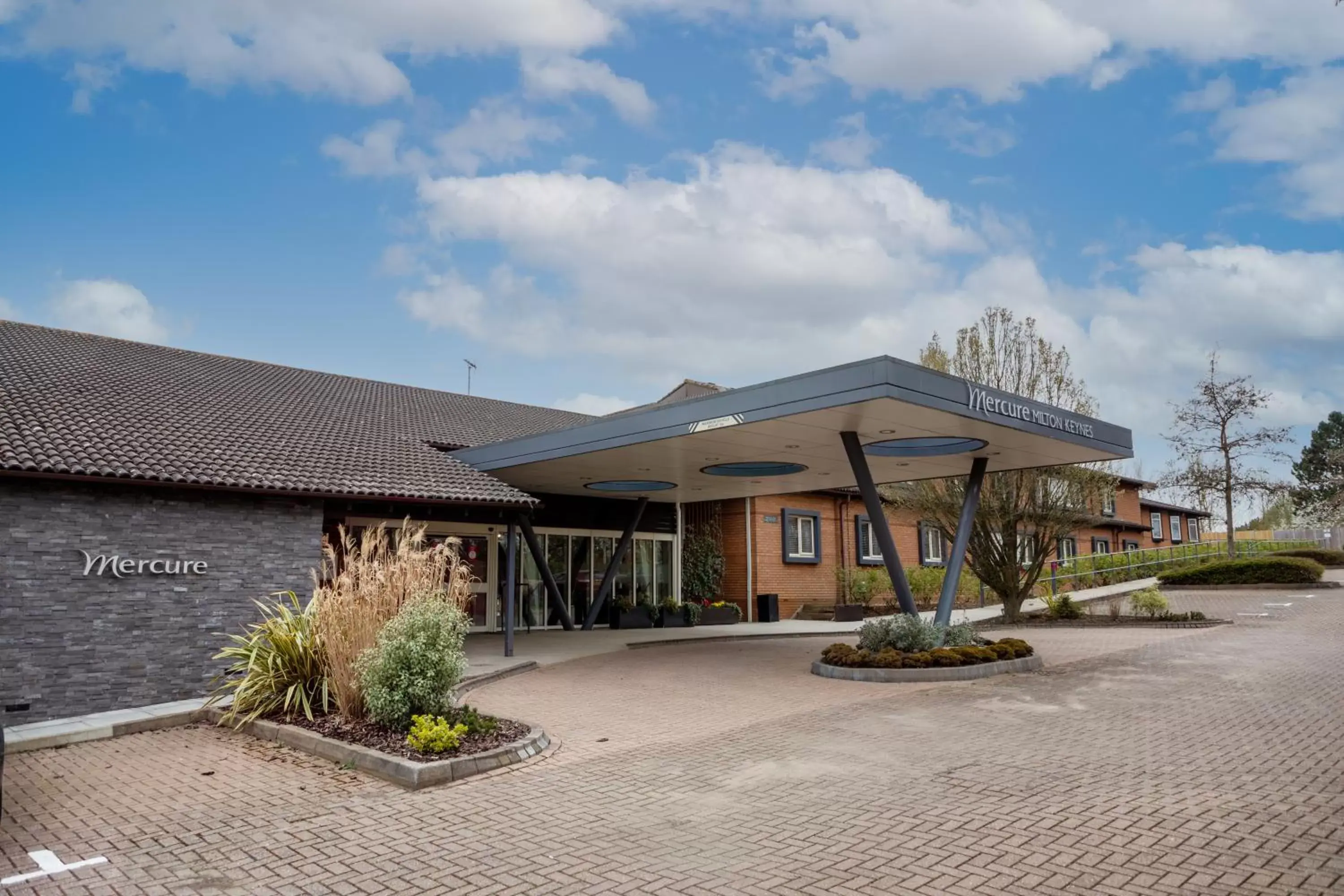 Facade/entrance in Mercure Milton Keynes Hotel