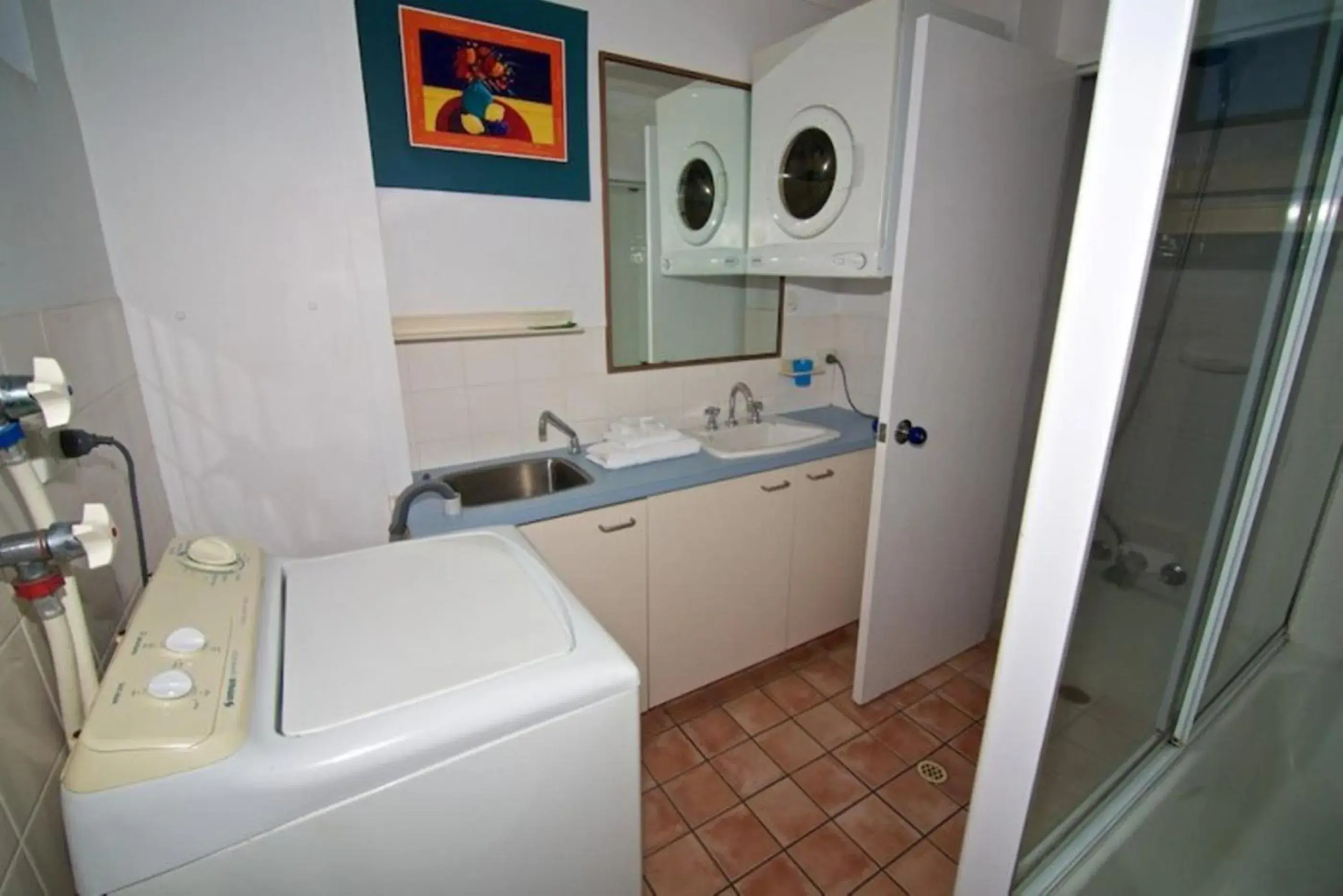 Bathroom, Kitchen/Kitchenette in Enderley Gardens Resort
